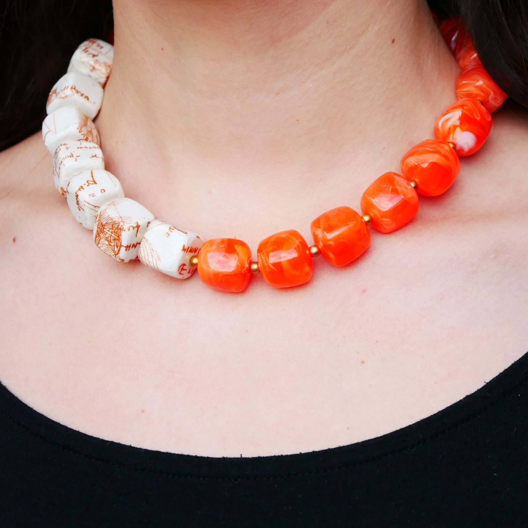 "Summer Feeling", kurze Kette "Cube" Resin- und Papercoated Perlen ca. 16 x 16 mm orange