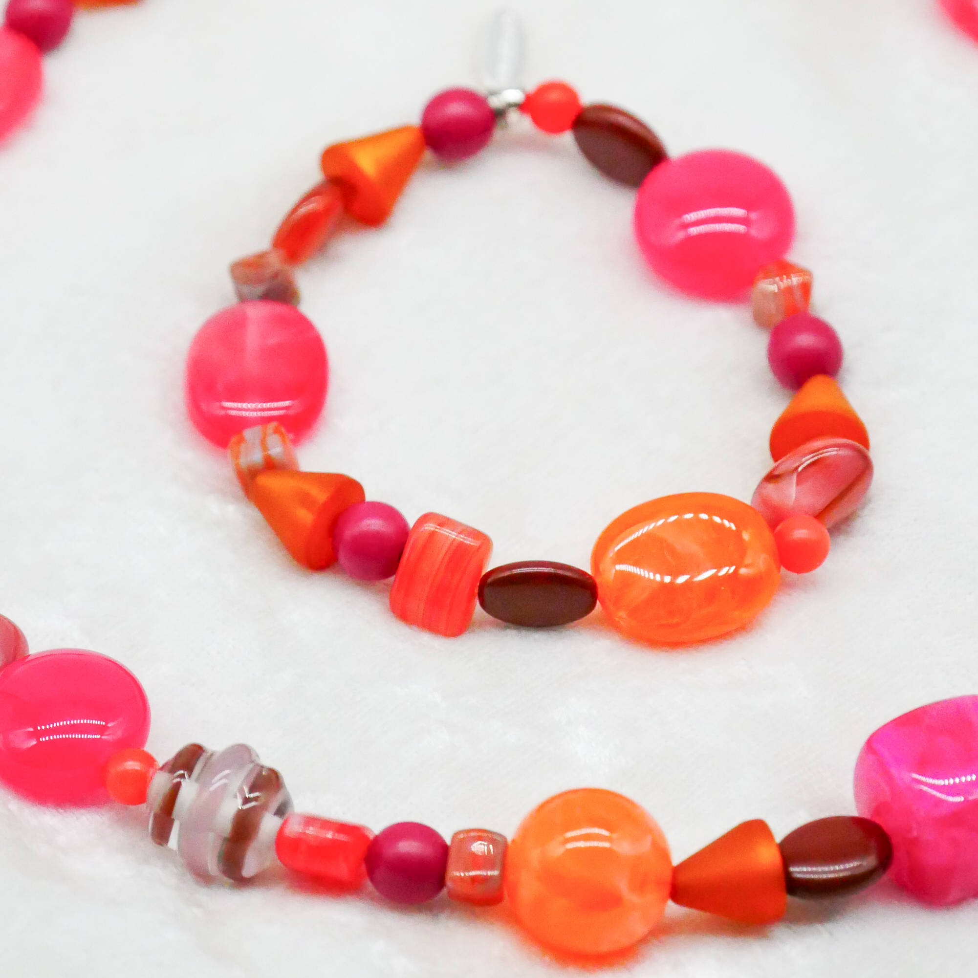 "Summer Feeling", Armband aus verschiedenen Formen, Glas- und Resin Perlen, pink-orange