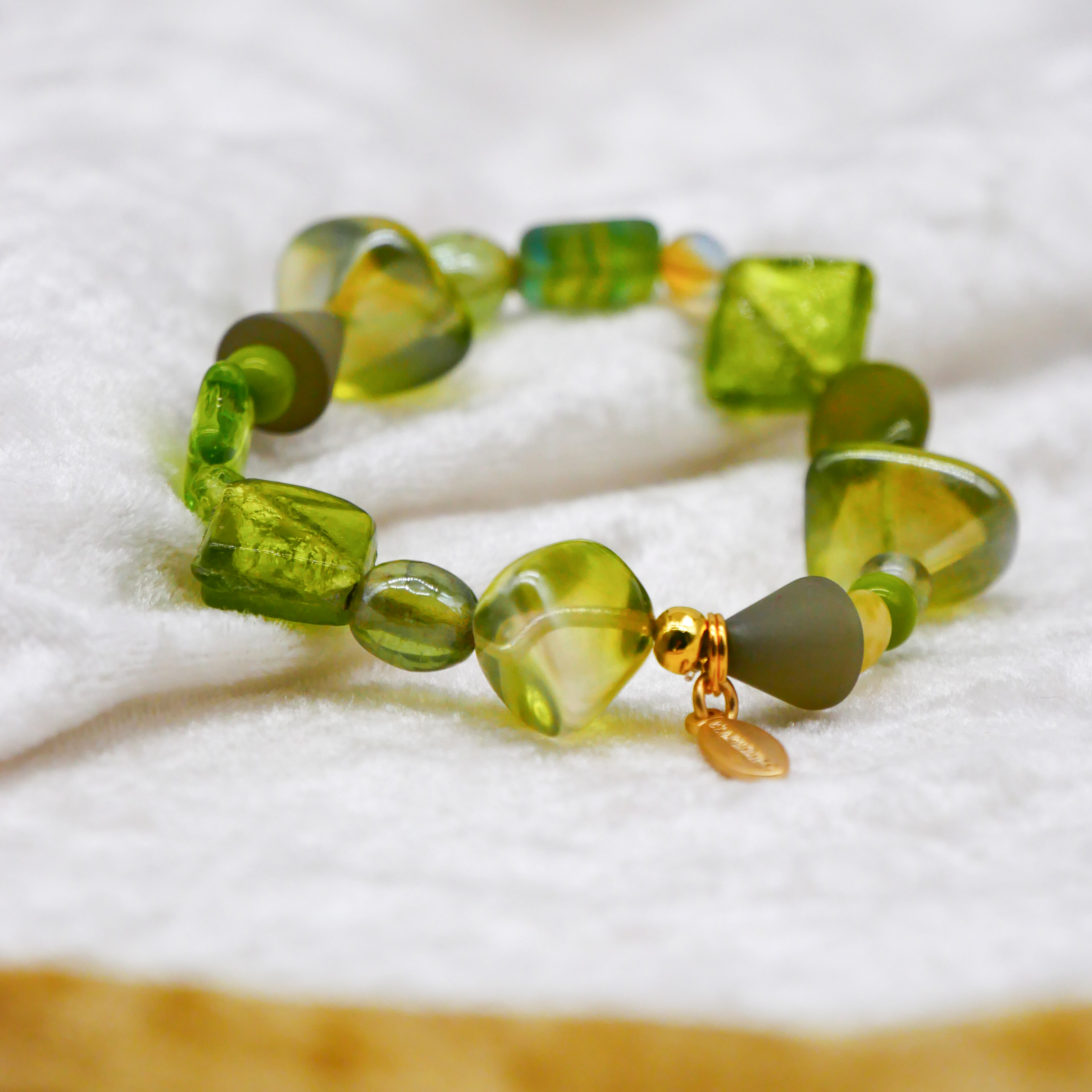 "Summer Feeling", Armband aus verschiedenen Formen, Glas- und Resin Perlen, grün