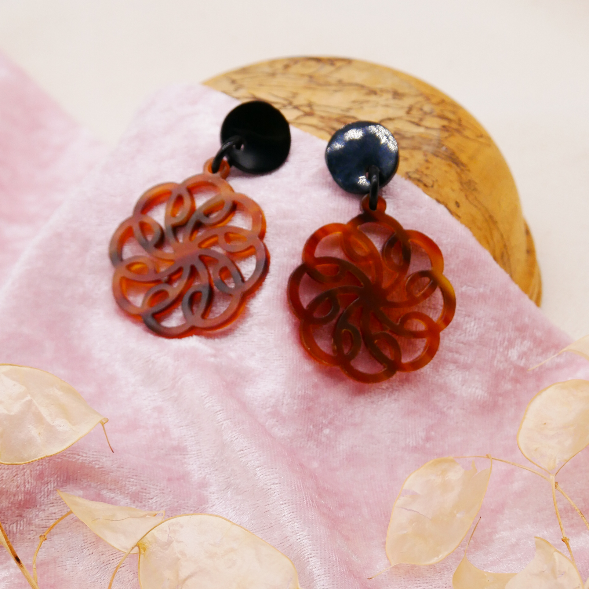  "Craft Art" Ohrring "Mandala" Ø ca. 45 mm, schwarzes und braunes Horn 