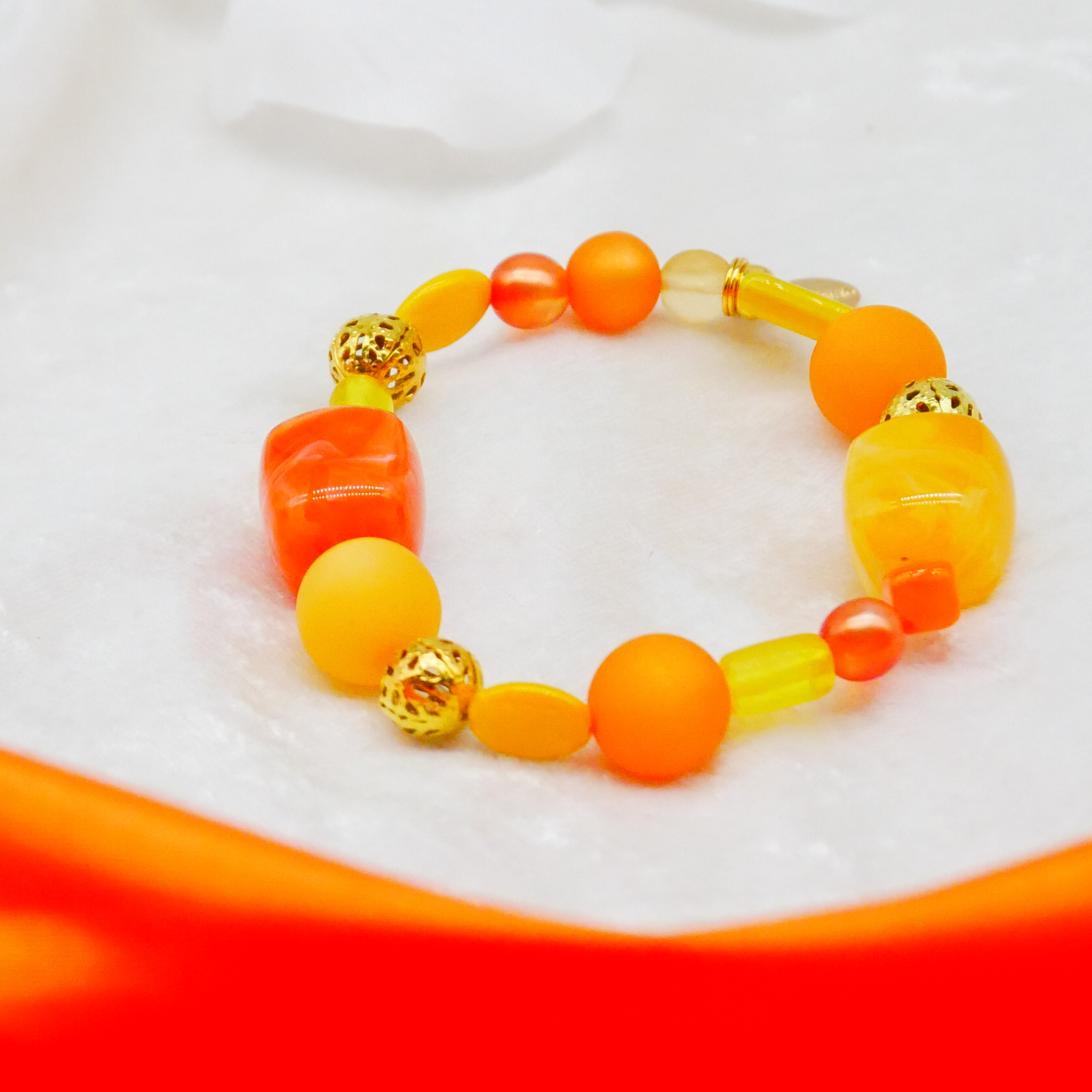 "Summer Feeling", Armband aus verschiedenen Formen, Glas- und Resin Perlen, gelb-orange