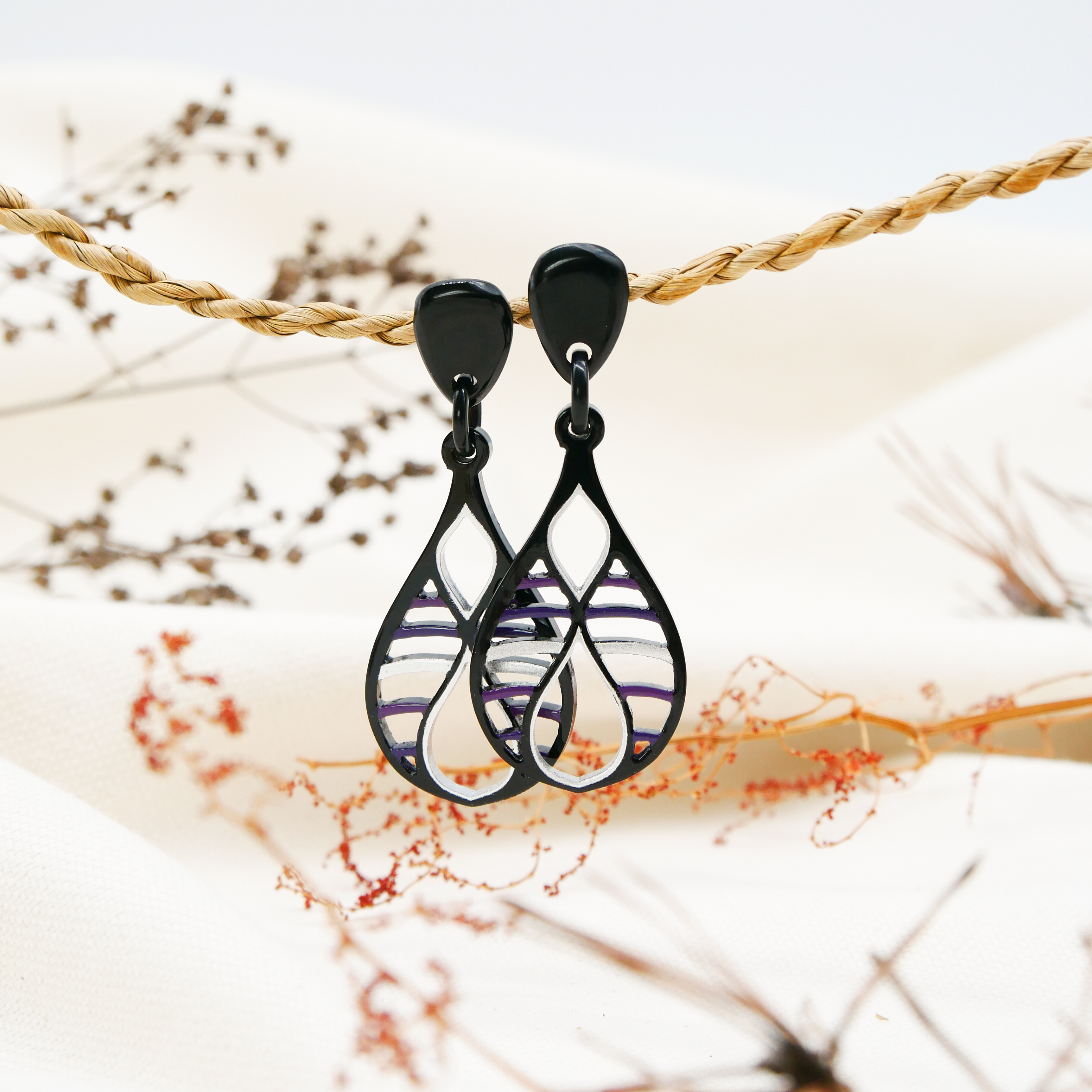 "Craft Art", Ohrring "Teardrop", schwarz Horn, Lack silber-flieder "Craft Art", Ohrring "Teardrop", schwarz Horn, Lack silber-flieder