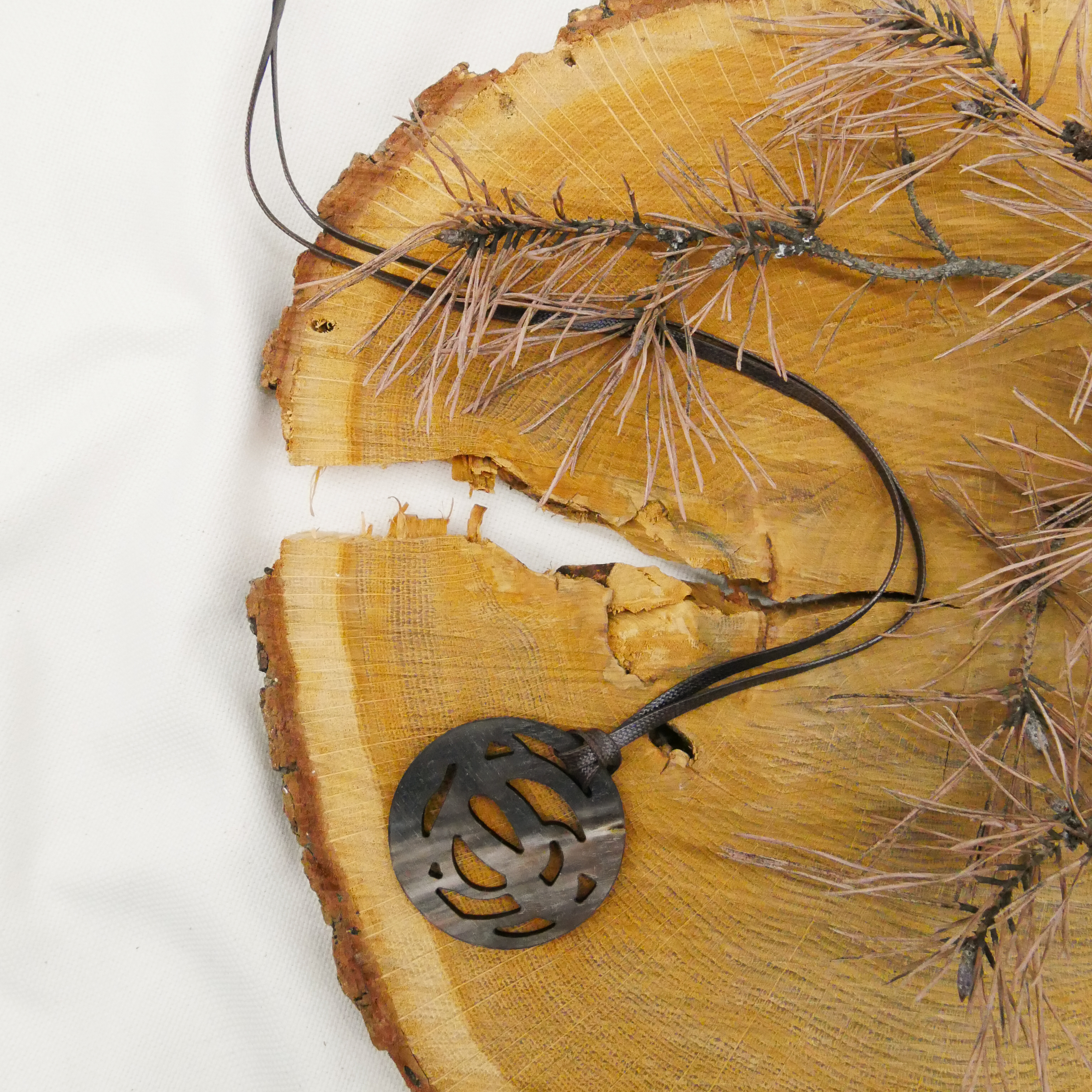  "Craft-Art", runder Hornanhänger Ø ca. 53 verspieltes Design, Syntetikband, braunes Horn 