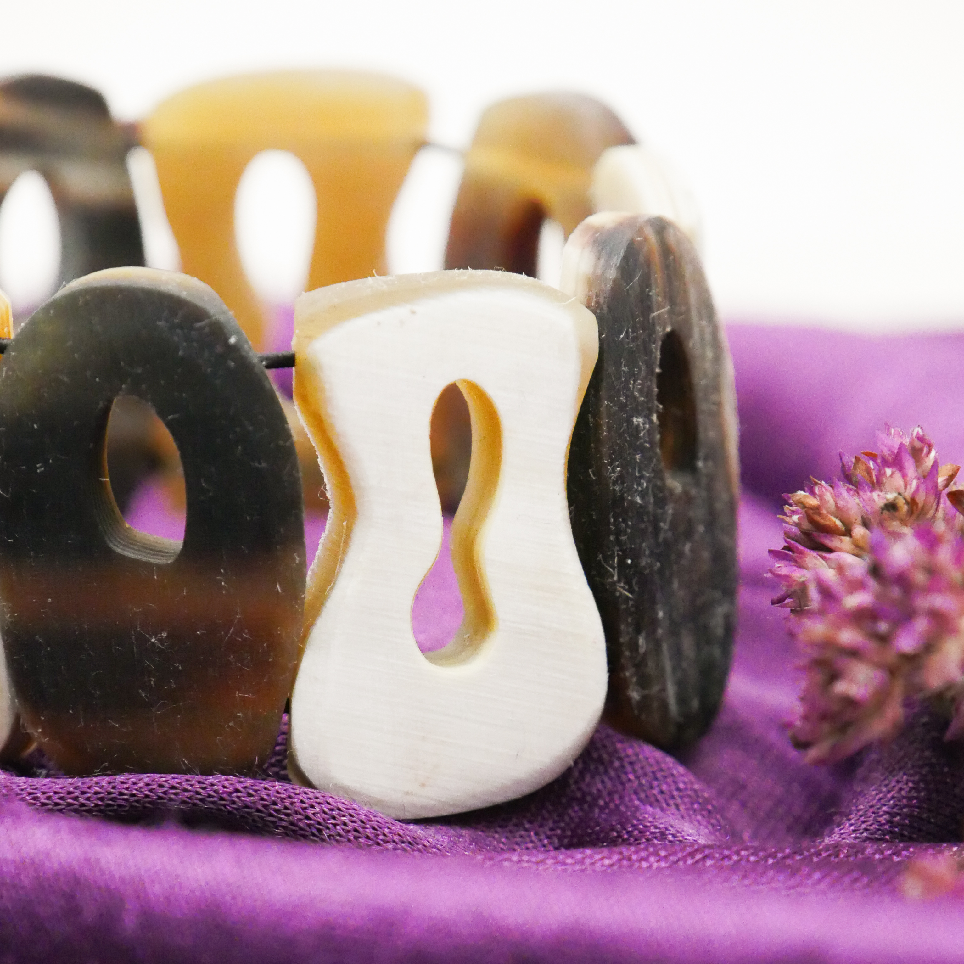 "Craft-Art", Horn Armband auf Gummi 35 mm breit, verschiedene Formen, braunes Horn 