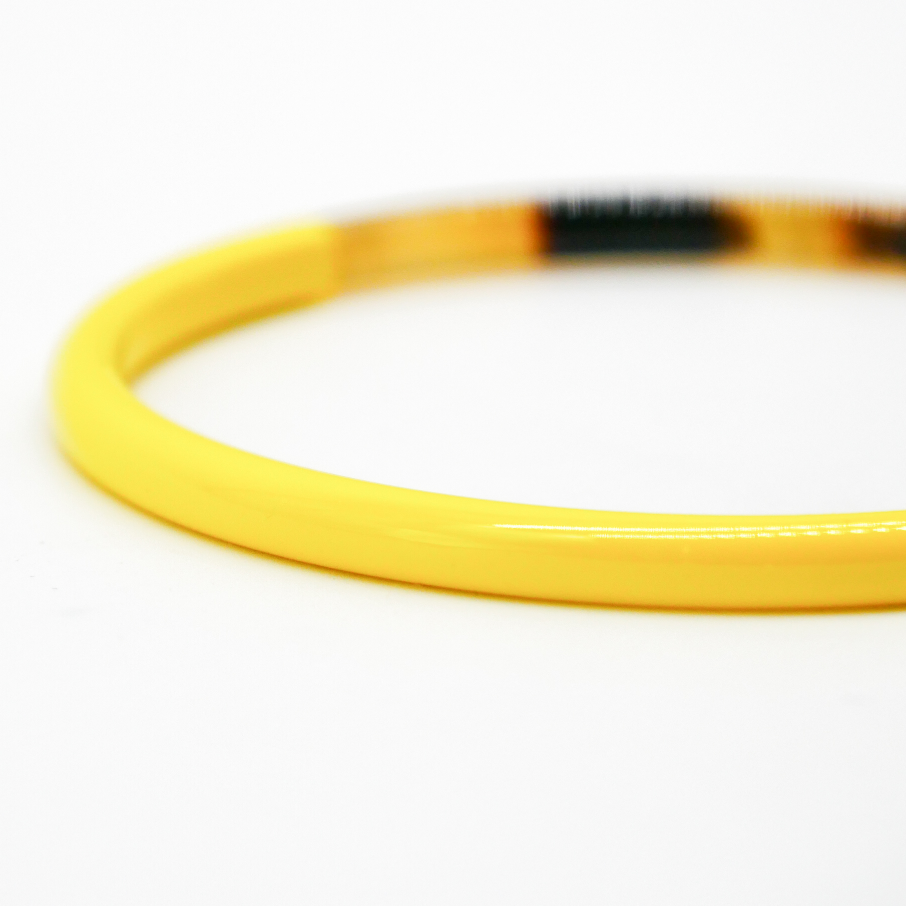  "Craft Art" zarter Armreif, braunes Horn, Lack gelb