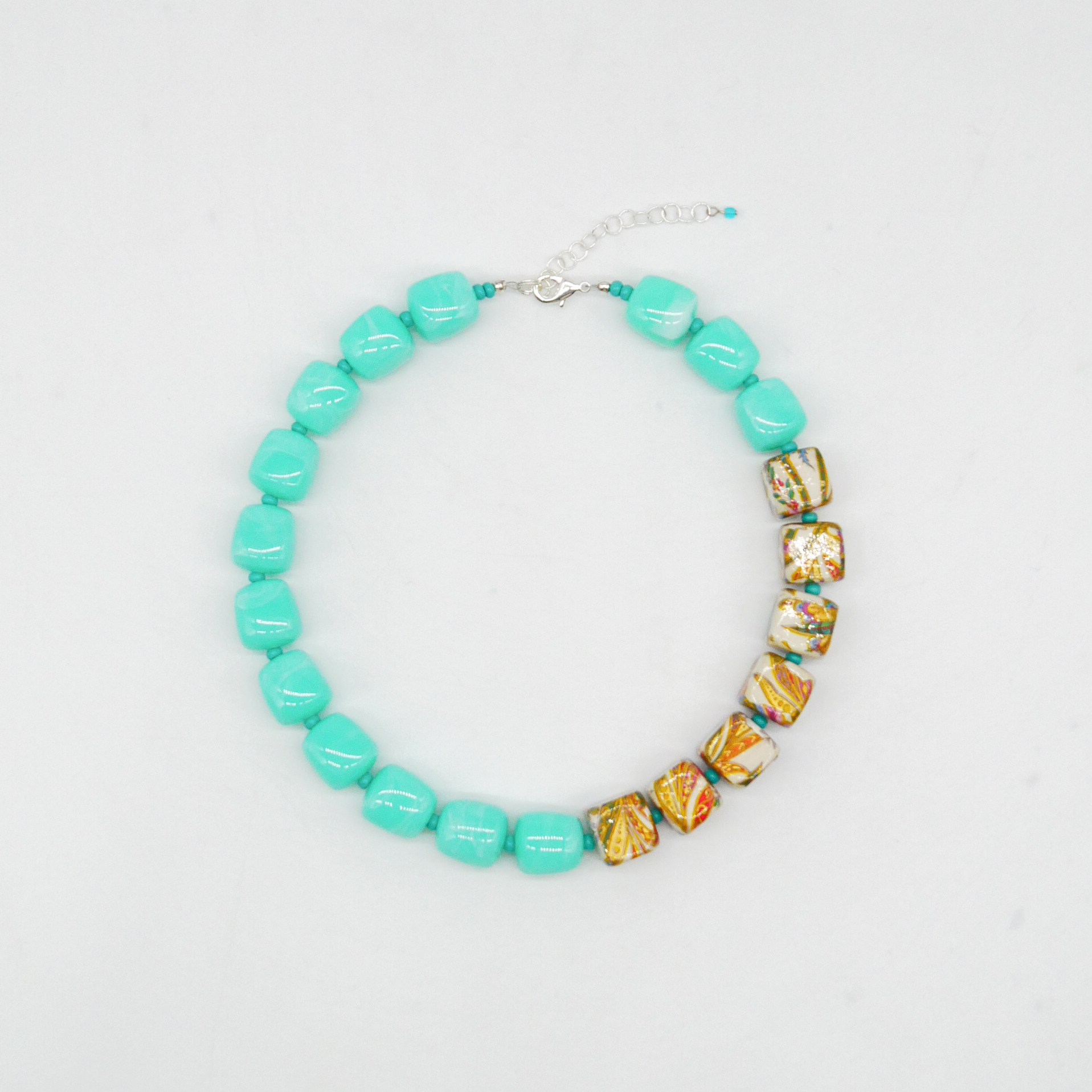 "Summer Feeling", kurze Kette "Cube" Resin- und Papercoated Perlen ca. 16 x 16 mm türkis