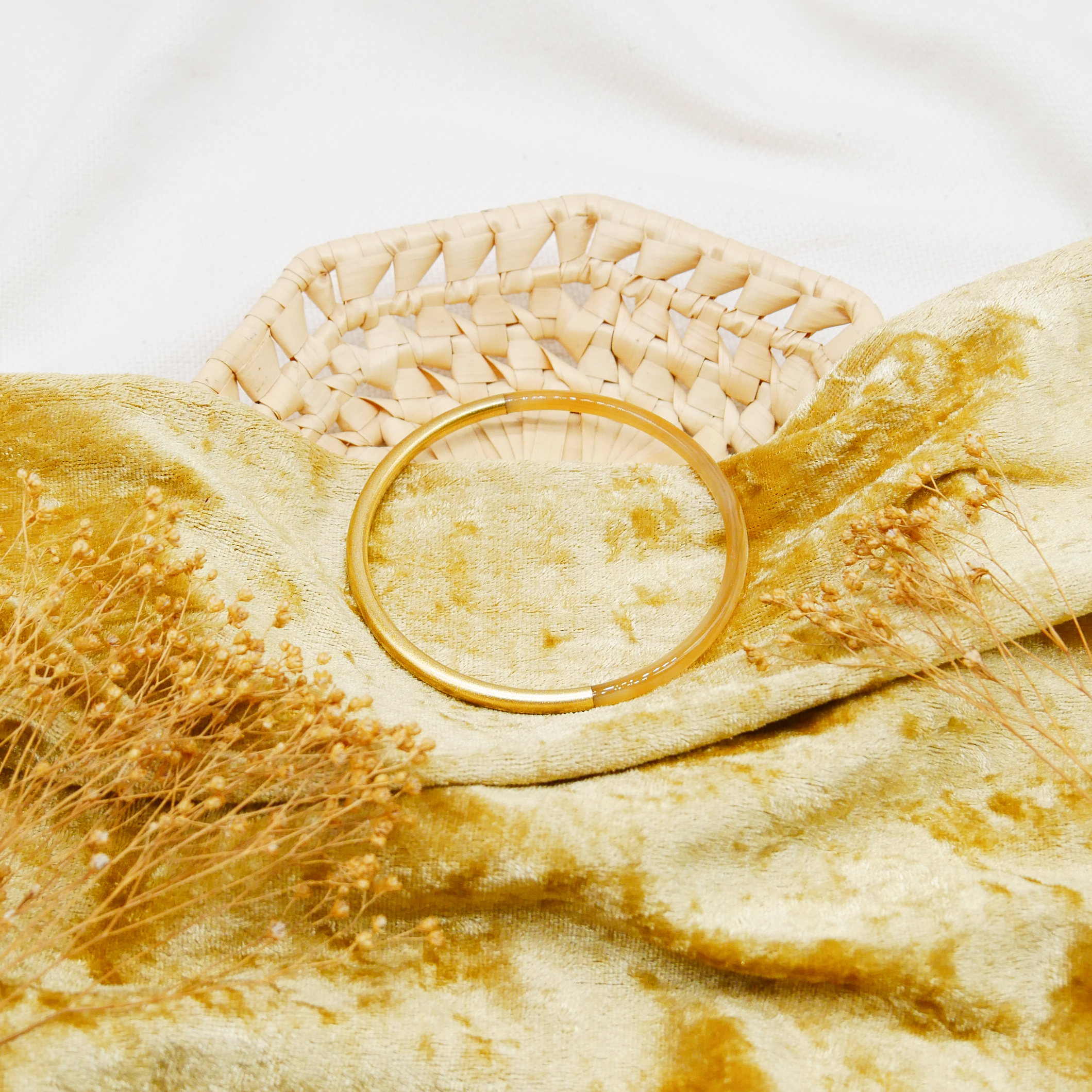  "Craft Art" zarter Armreif, weißes Horn, Lack gold