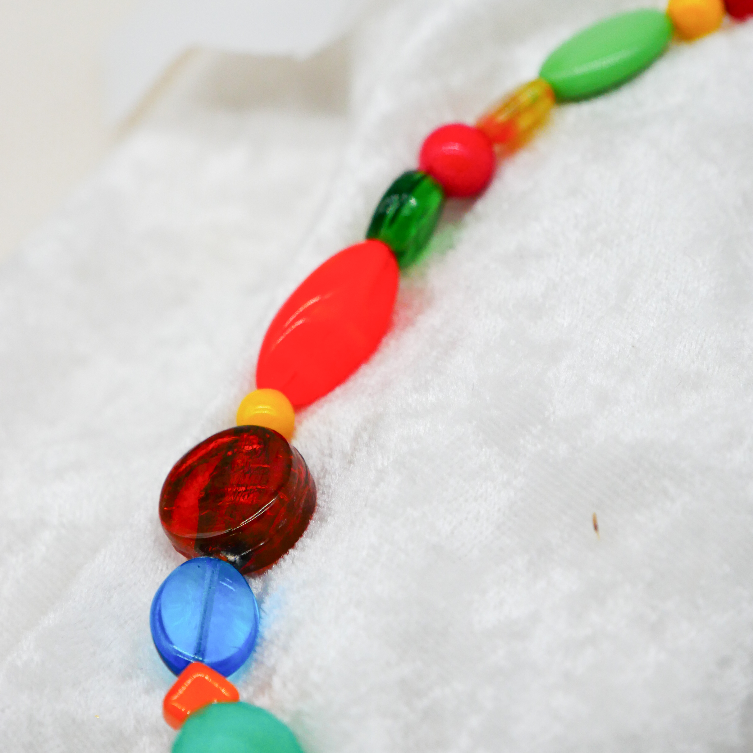 "Summer Feeling",  Kette aus verschiedenen Formen, Glas- und Resin Perlen, multicolor 