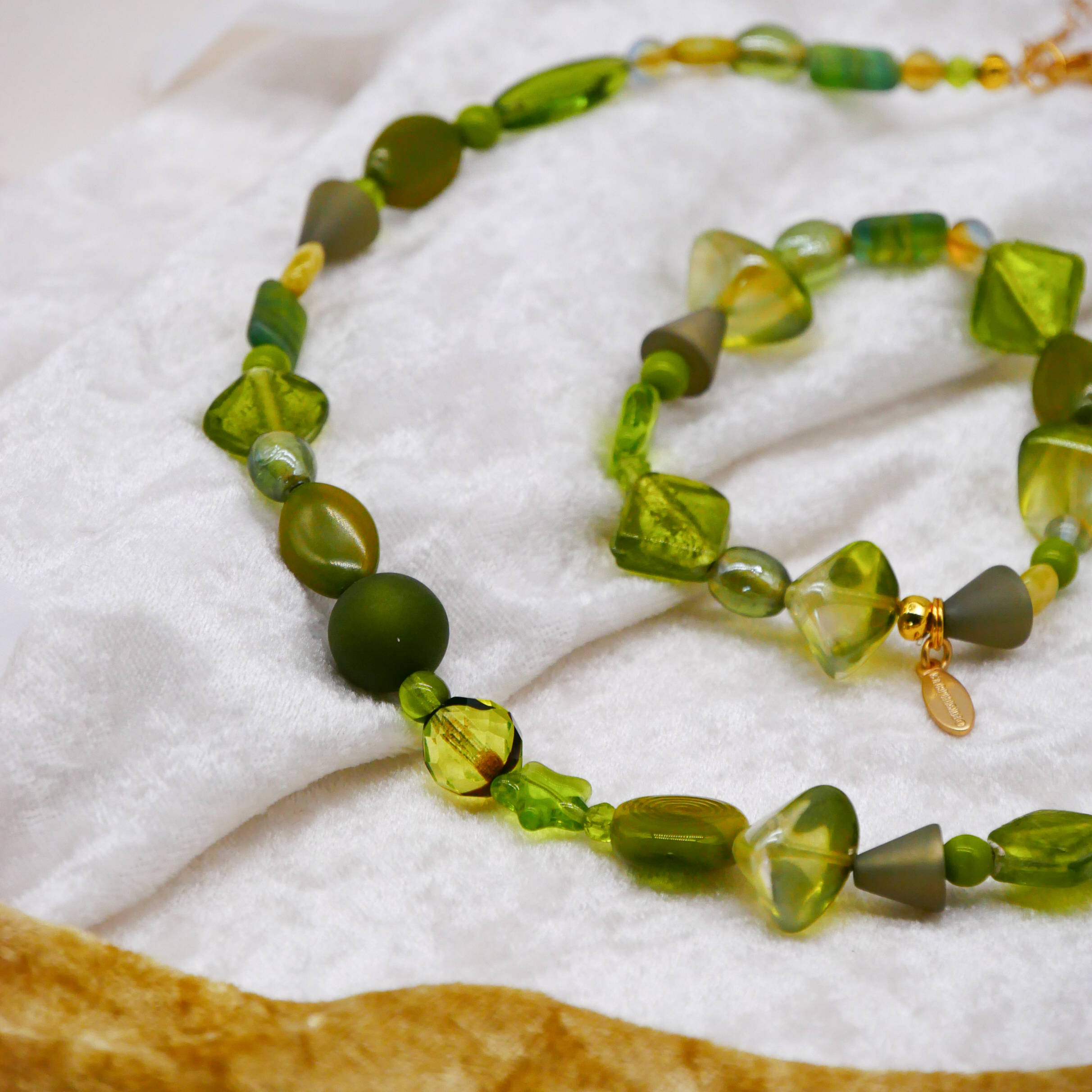 "Summer Feeling", Armband aus verschiedenen Formen, Glas- und Resin Perlen, grün