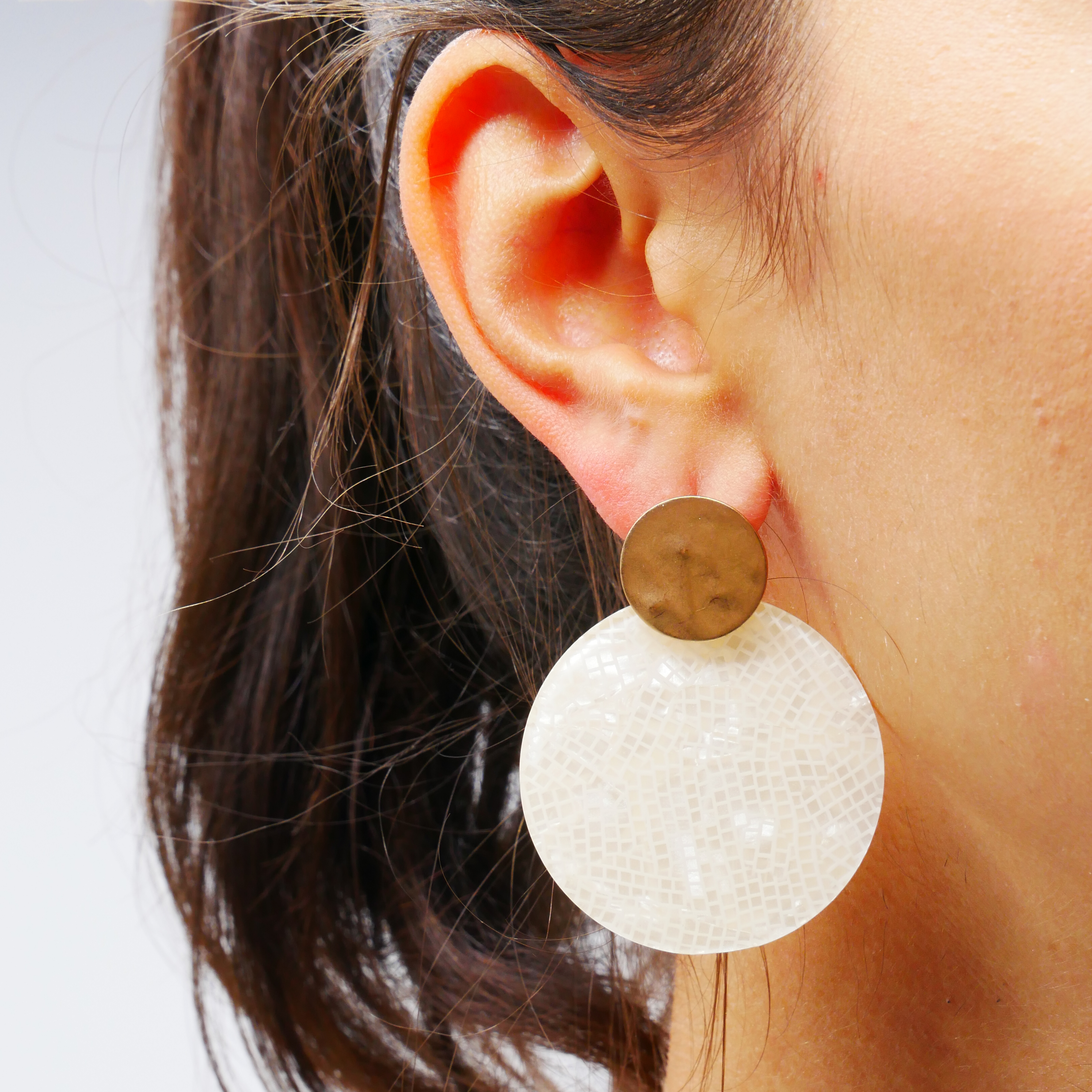 "Color Explosion", ear stud disc Ø 40 mm, upper part Ø 10 mm gold-plated, white "Color Explosion", ear stud disc Ø 40 mm, upper part Ø 10 mm gold-plated, white