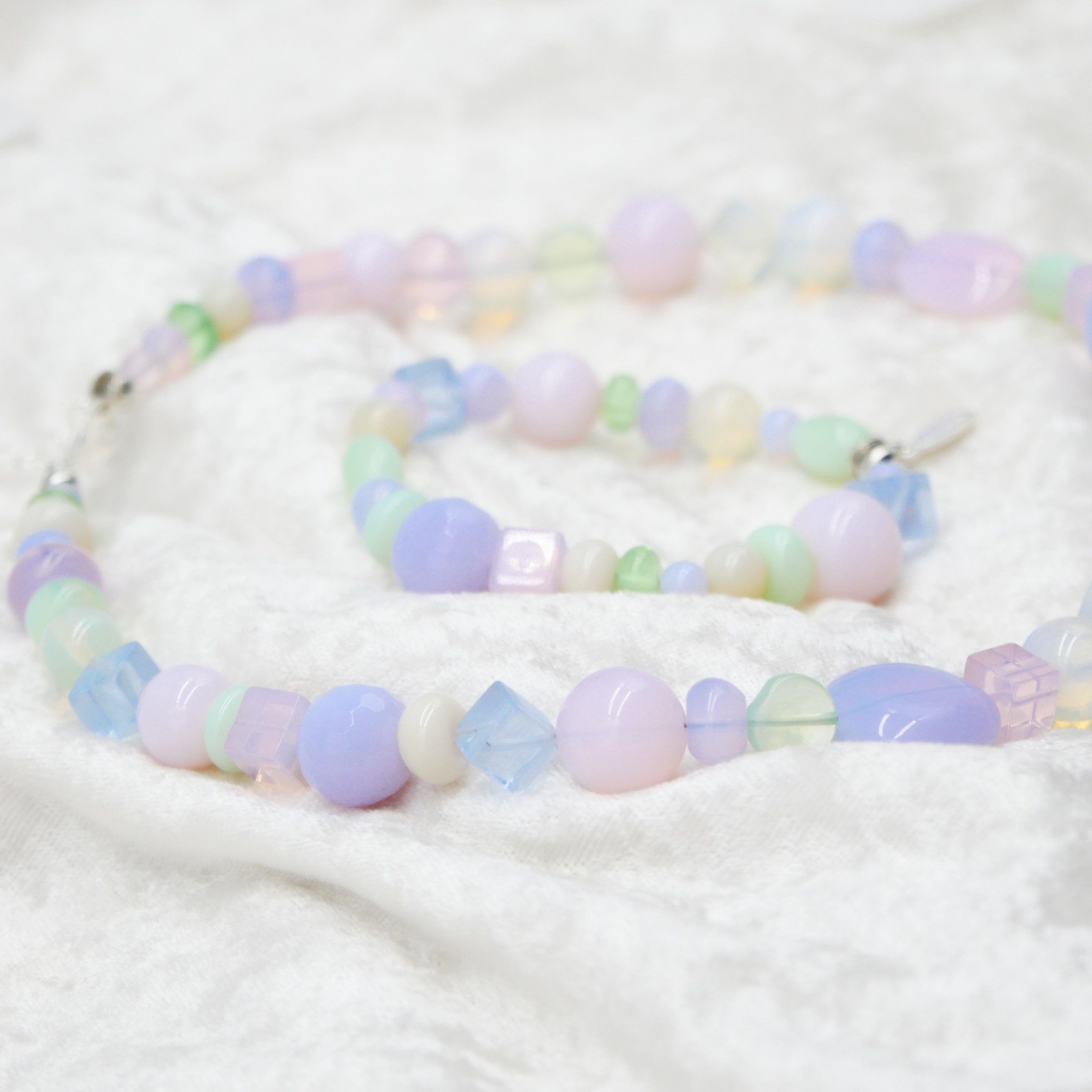 "Summer Feeling",  Kette aus verschiedenen Formen, Glas- und Resin Perlen, opal-pas