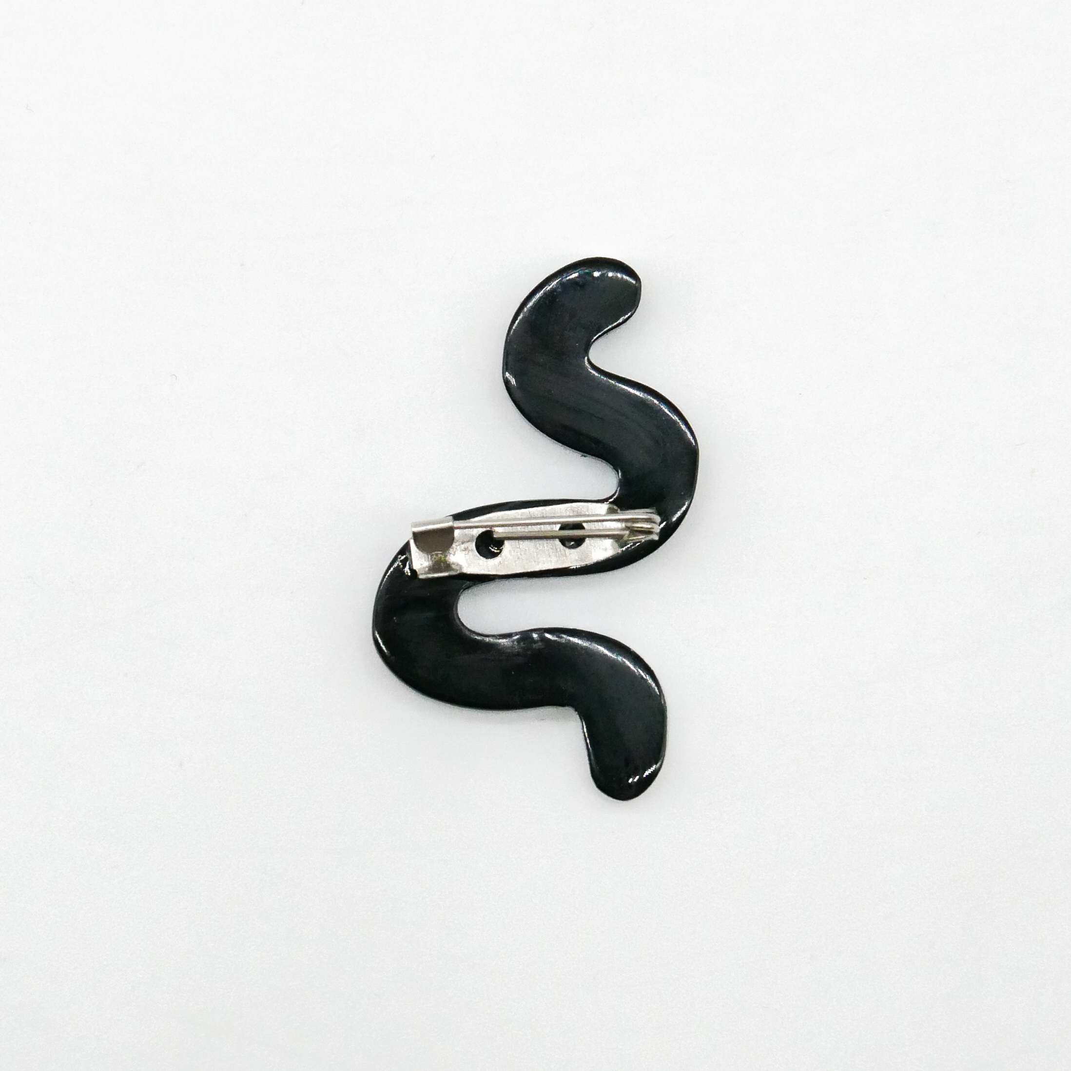  "Craft-Art", Brosche "Snake", schwarzes Horn, Lack silber 
