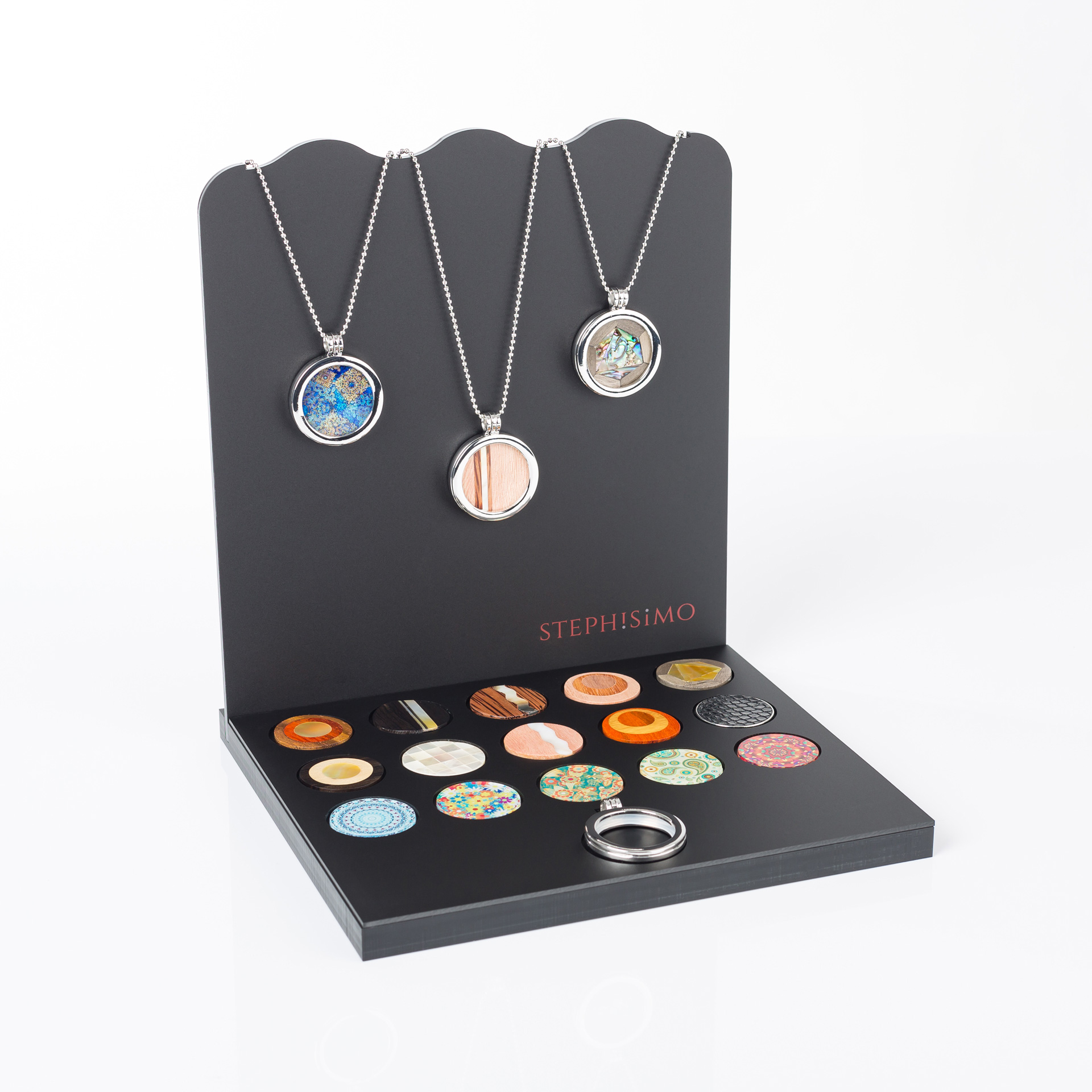 Set - Display für das Medaillon-System mit Scheiben und Ketten