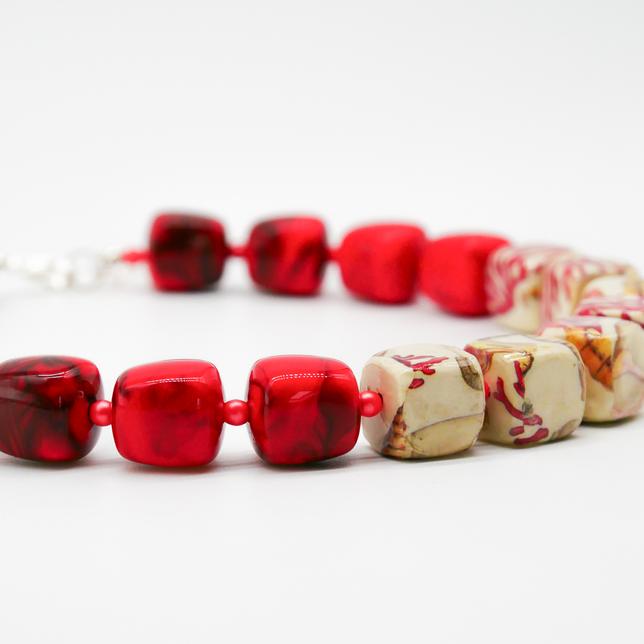 "Summer Feeling", kurze Kette "Cube" Resin- und Papercoated Perlen ca. 16 x 16 mm rot 