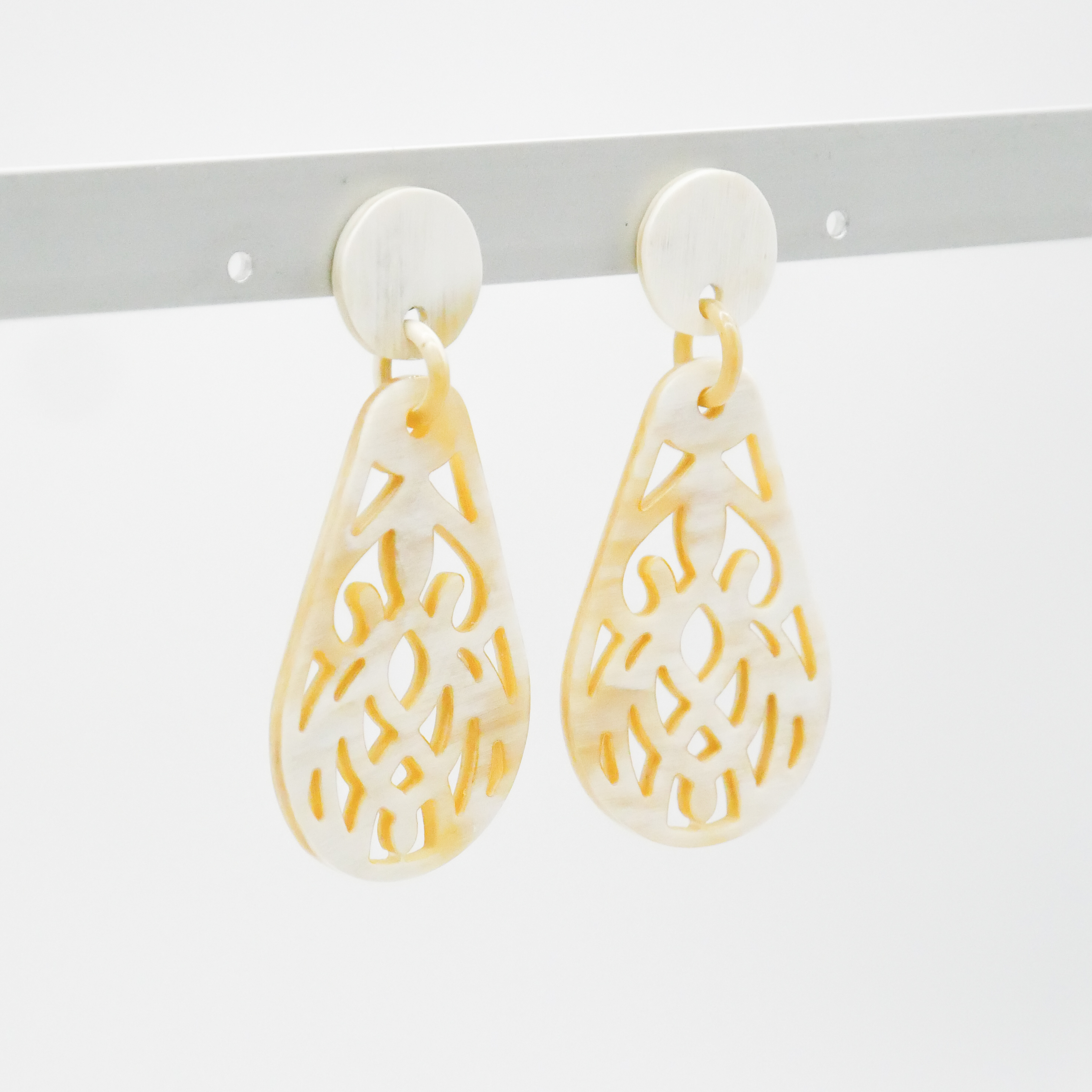  "Craft-Art", Ohrring "Drop" weißes Horn Ornament 1 