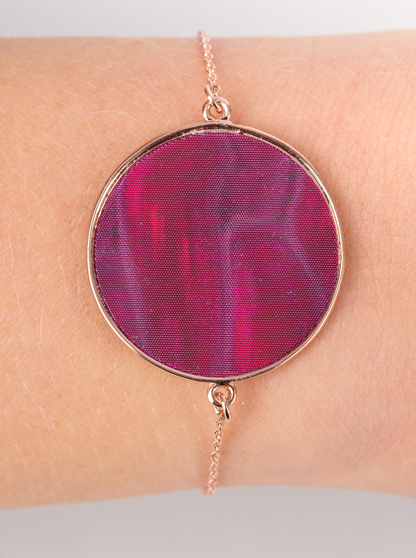 "Circle" feines Armband, rosé vergoldeter Anhänger, purpur schimmernd