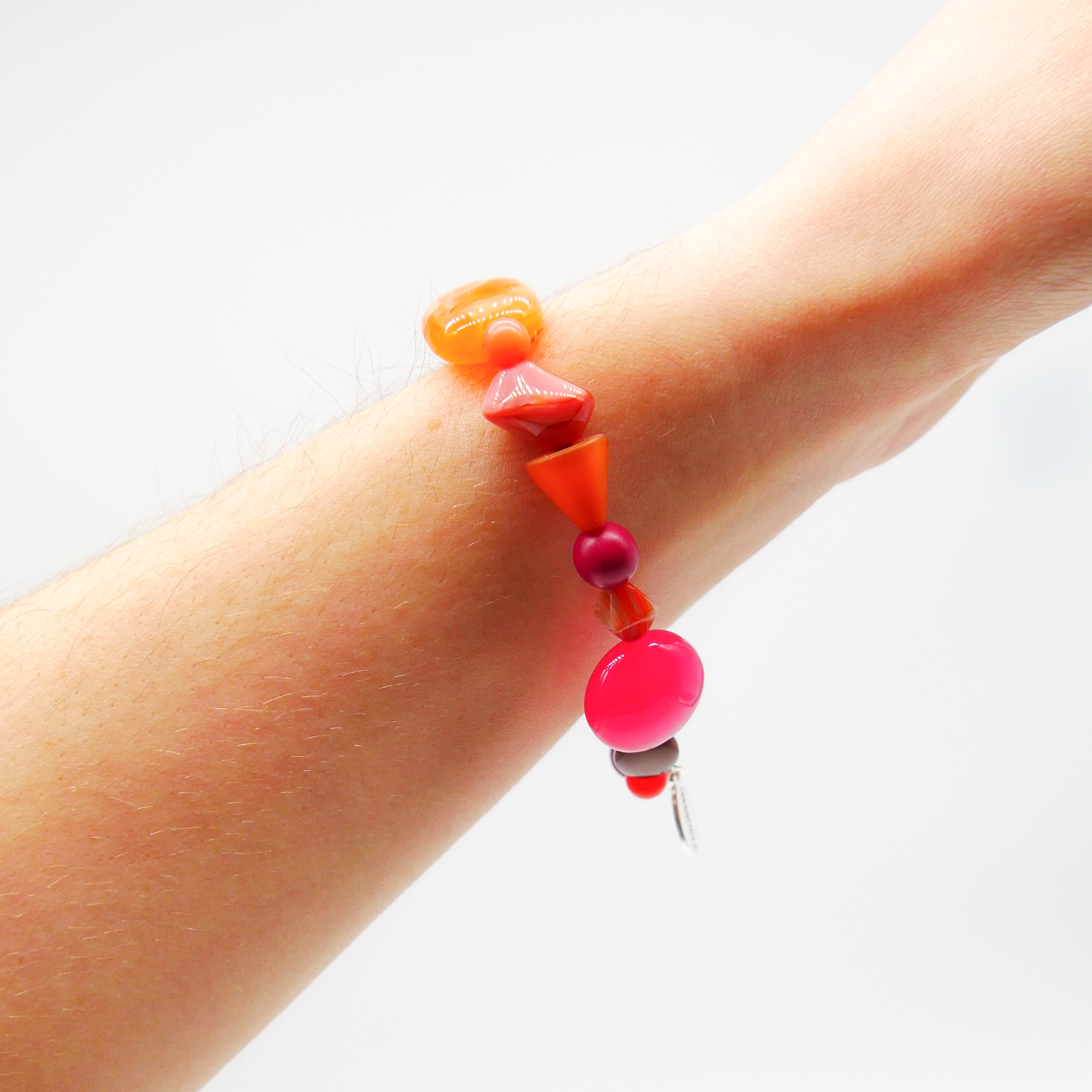 "Summer Feeling", Armband aus verschiedenen Formen, Glas- und Resin Perlen, pink-orange