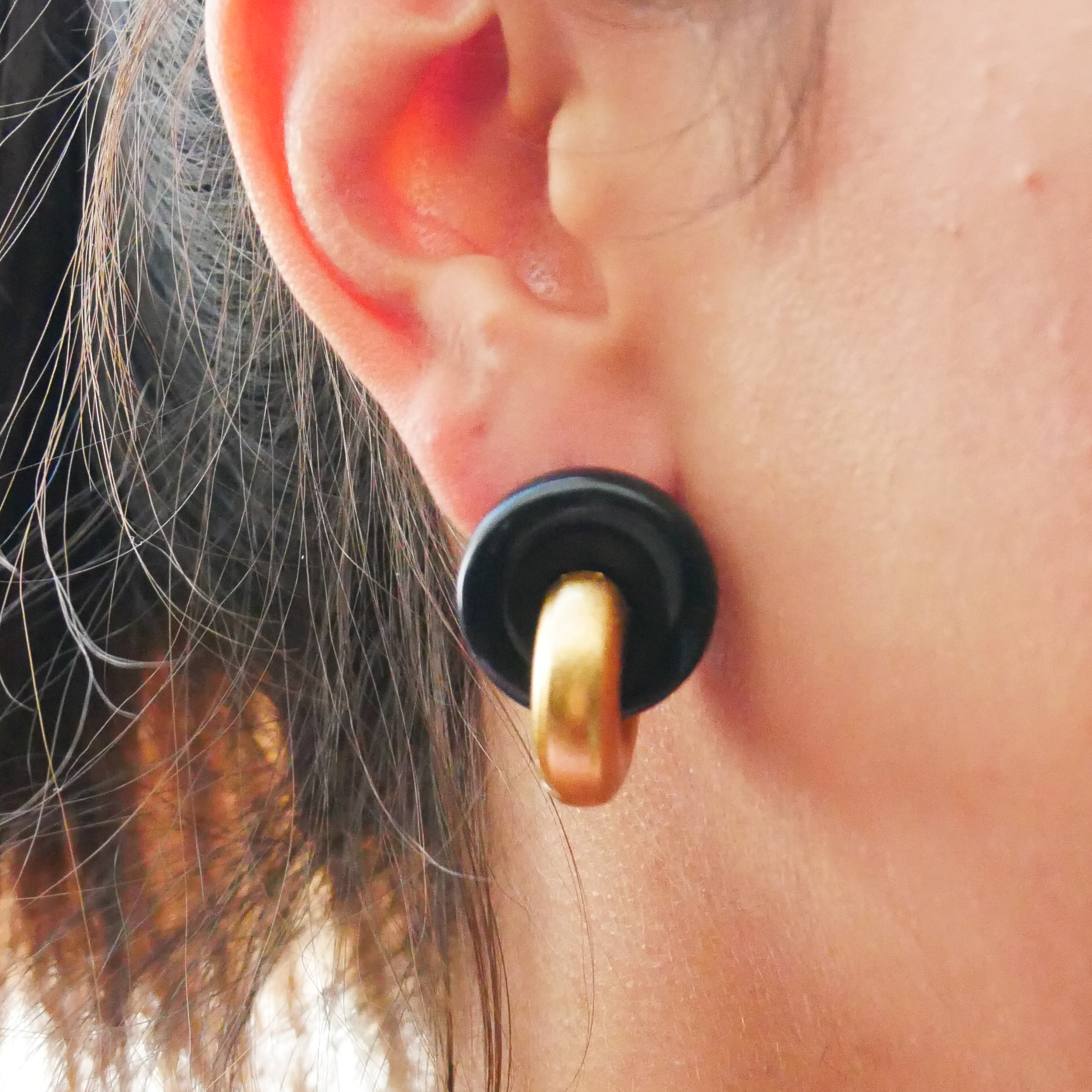  "Craft-Art", Ohrstecker zwei dicke Reife 90 Grad versetzt schwarzes Horn, Lack gold 