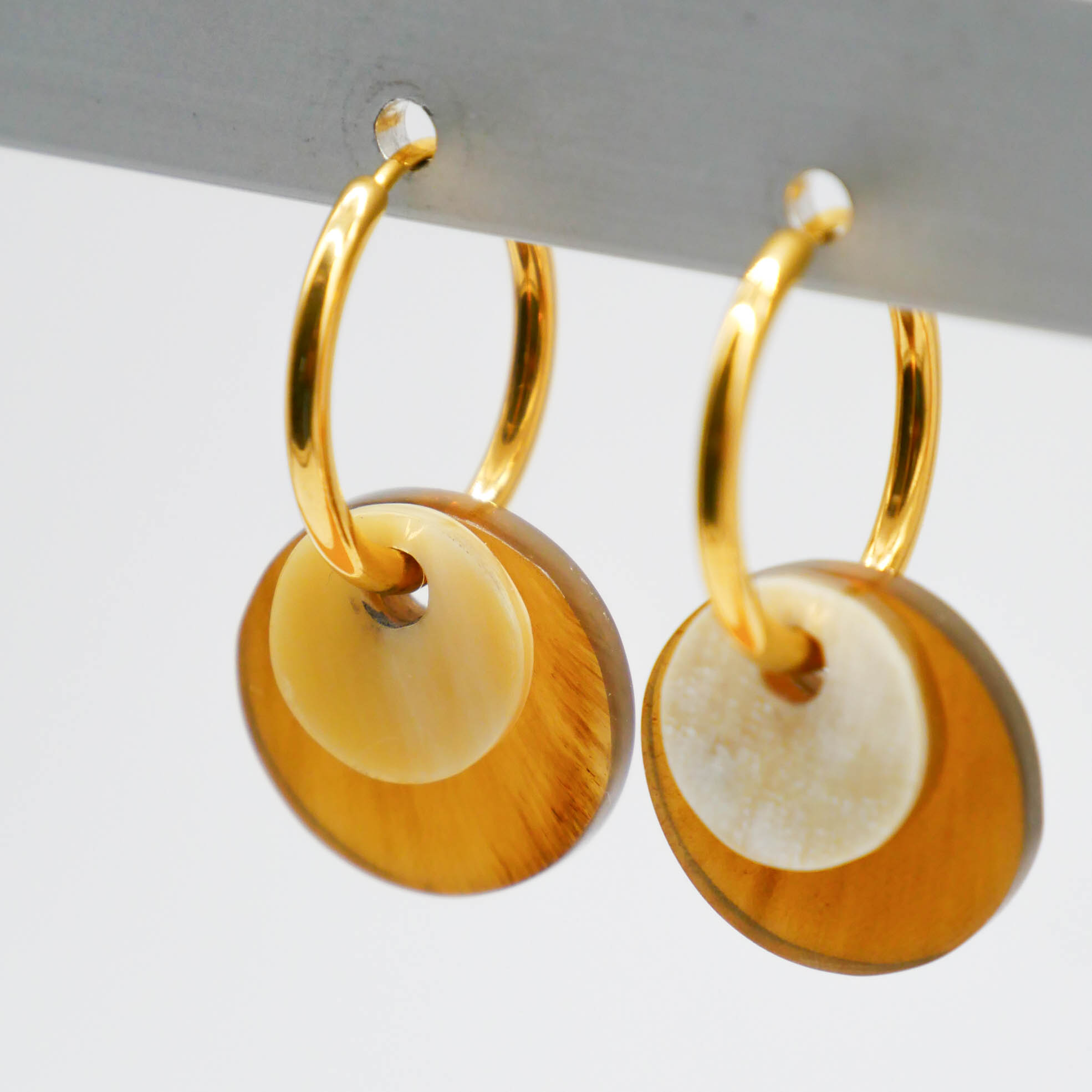 "Craft-Art" Ohrring "kleine Plättchen" braun und weiß, vergoldete Edelstahlcreole