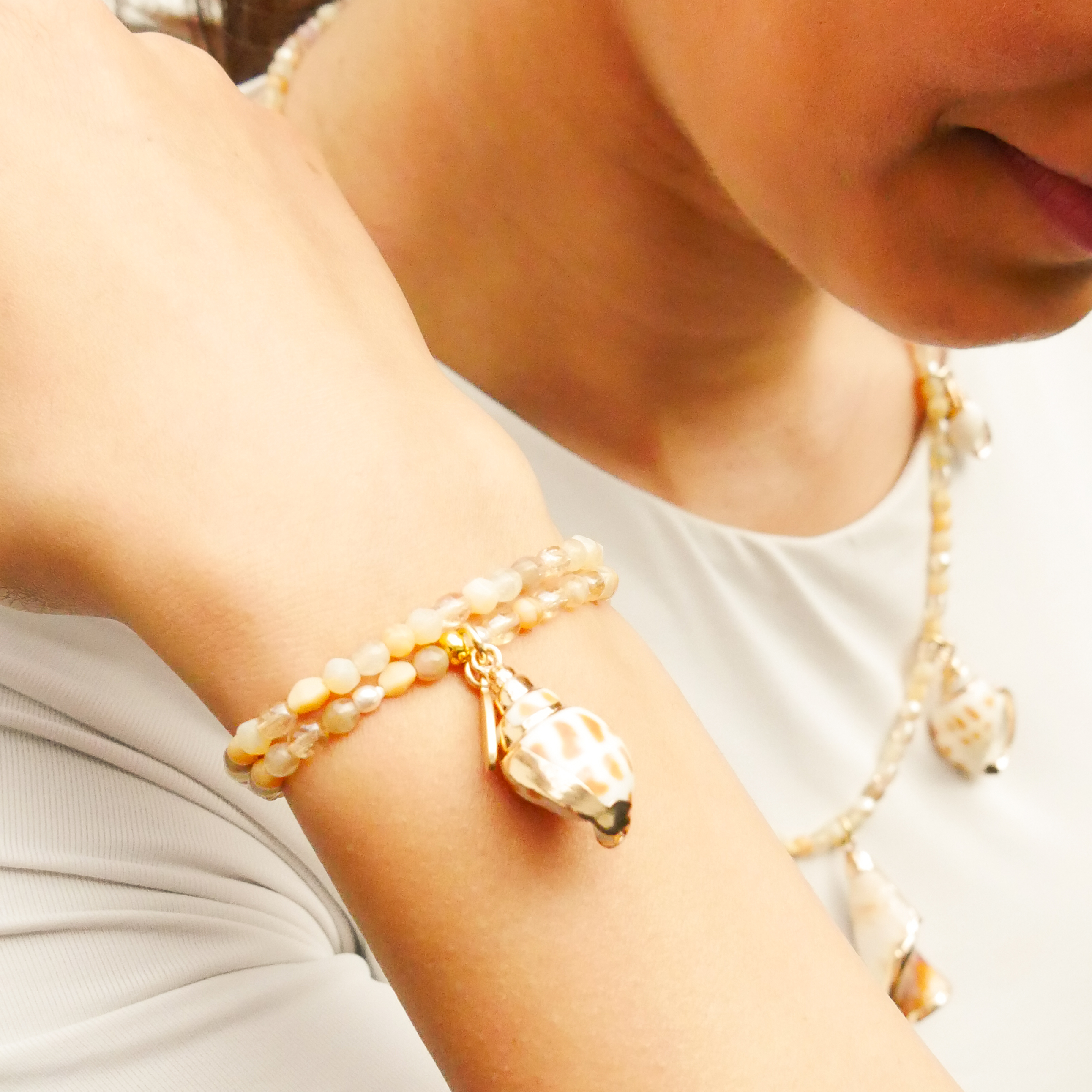  "Shell" doppeltes Armband auf Gummi Anhänger Strandschnecke, kleine Glasperlen, sand 