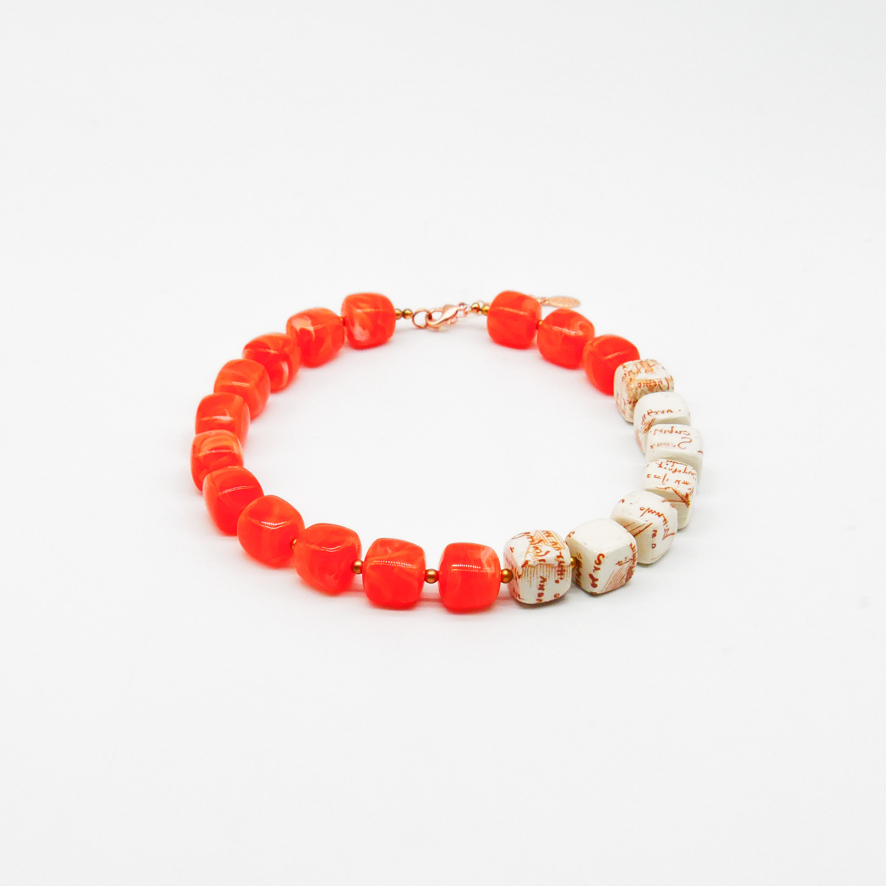 "Summer Feeling", kurze Kette "Cube" Resin- und Papercoated Perlen ca. 16 x 16 mm orange