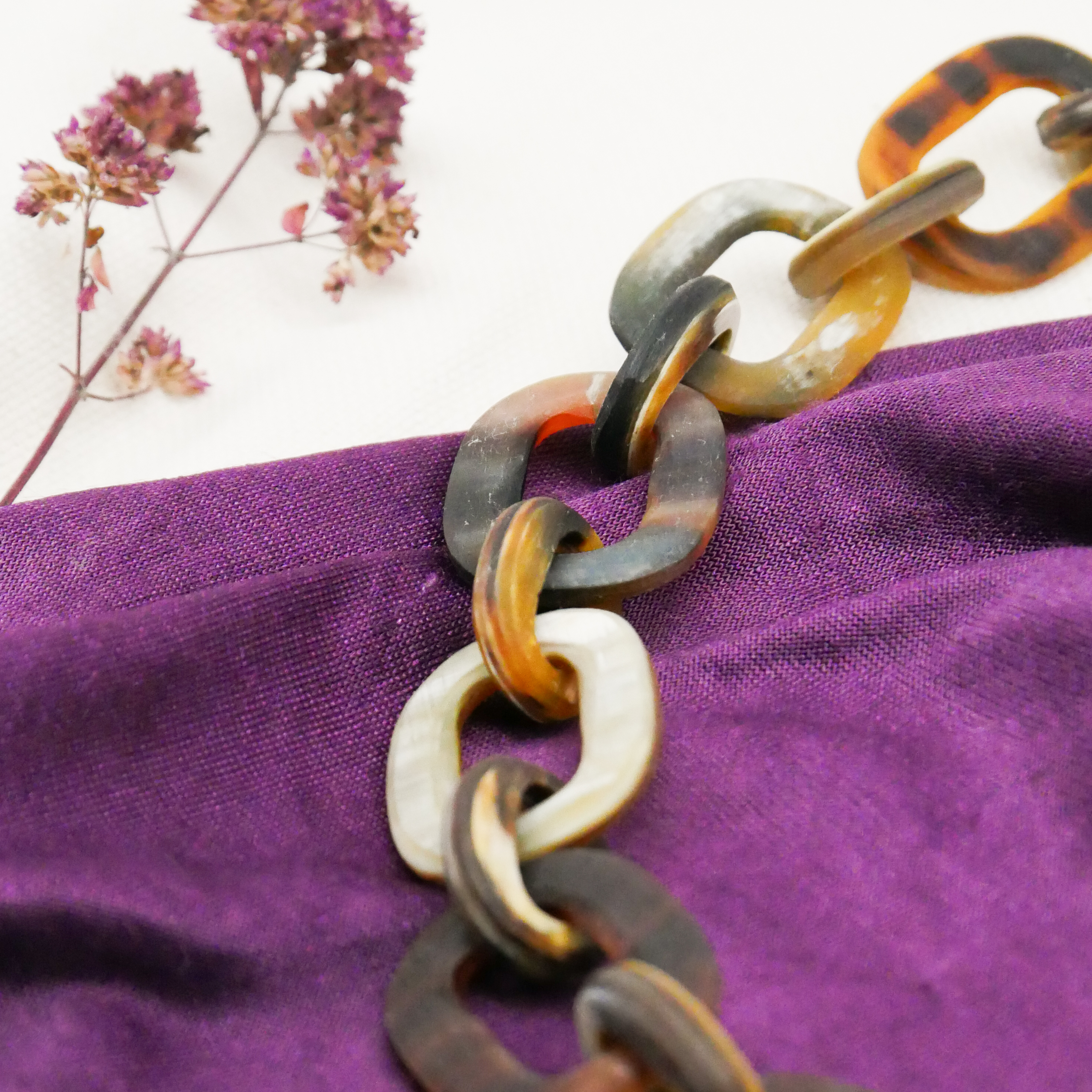  "Craft-Art", kurze Kette ca. 75 cm verschiedene abgerundete Rechtecke, braunes Horn matt 