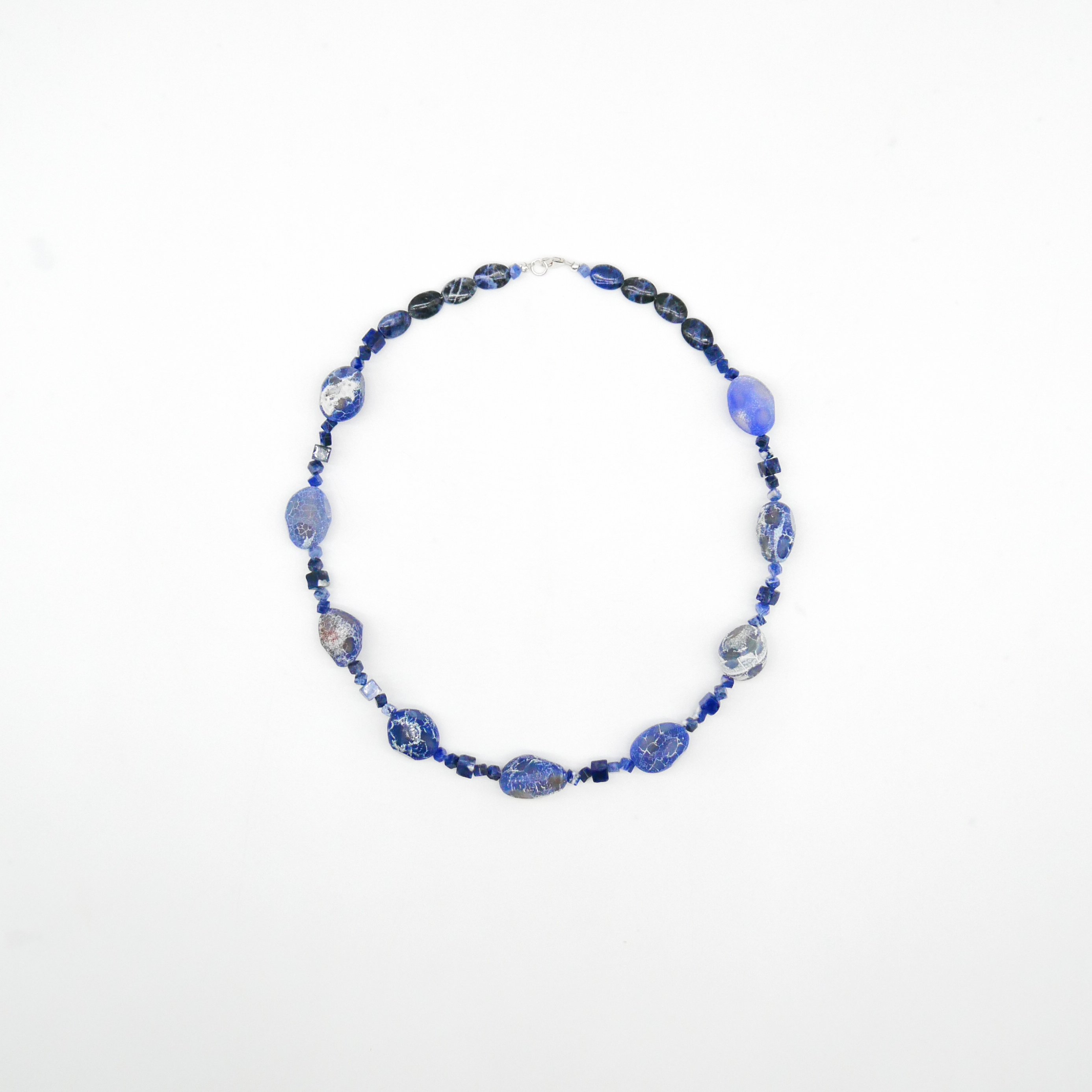 "Crystal Mountain", Kette ca. 59 cm, Sodalit und blau gefärbter Achat, Verschluss 925 Silber