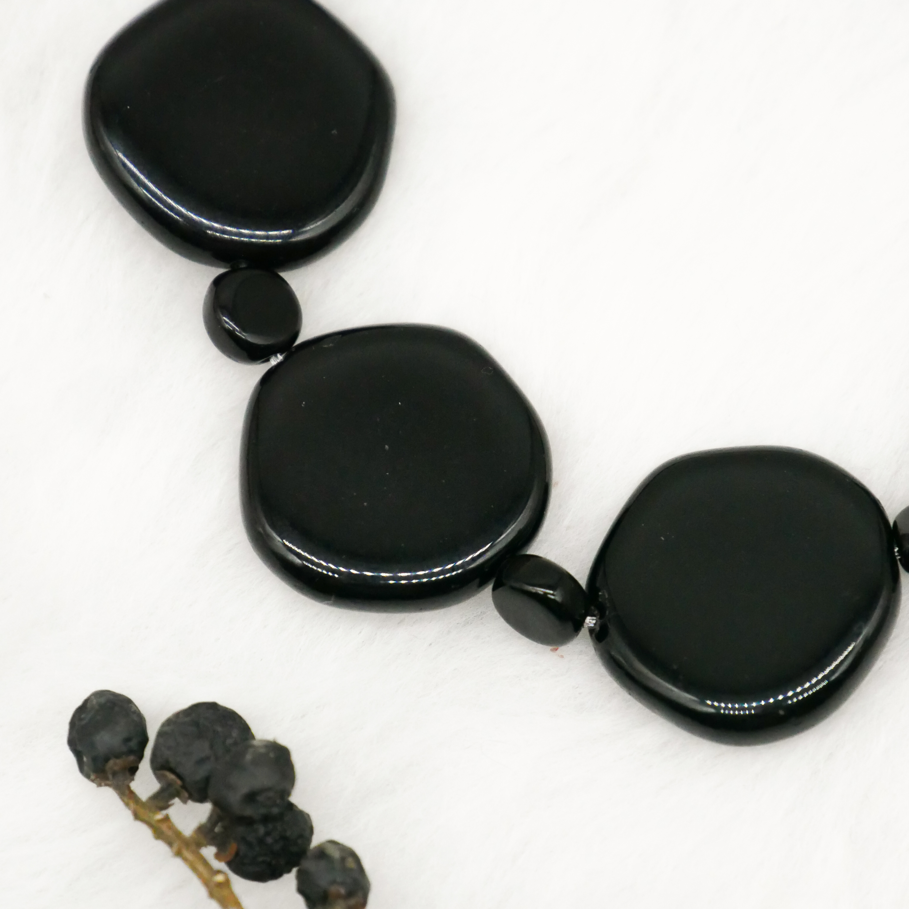  "Jet Schmuck" Armband auf Gummi schwarze Glasperlen, unregelmäßige Scheibe