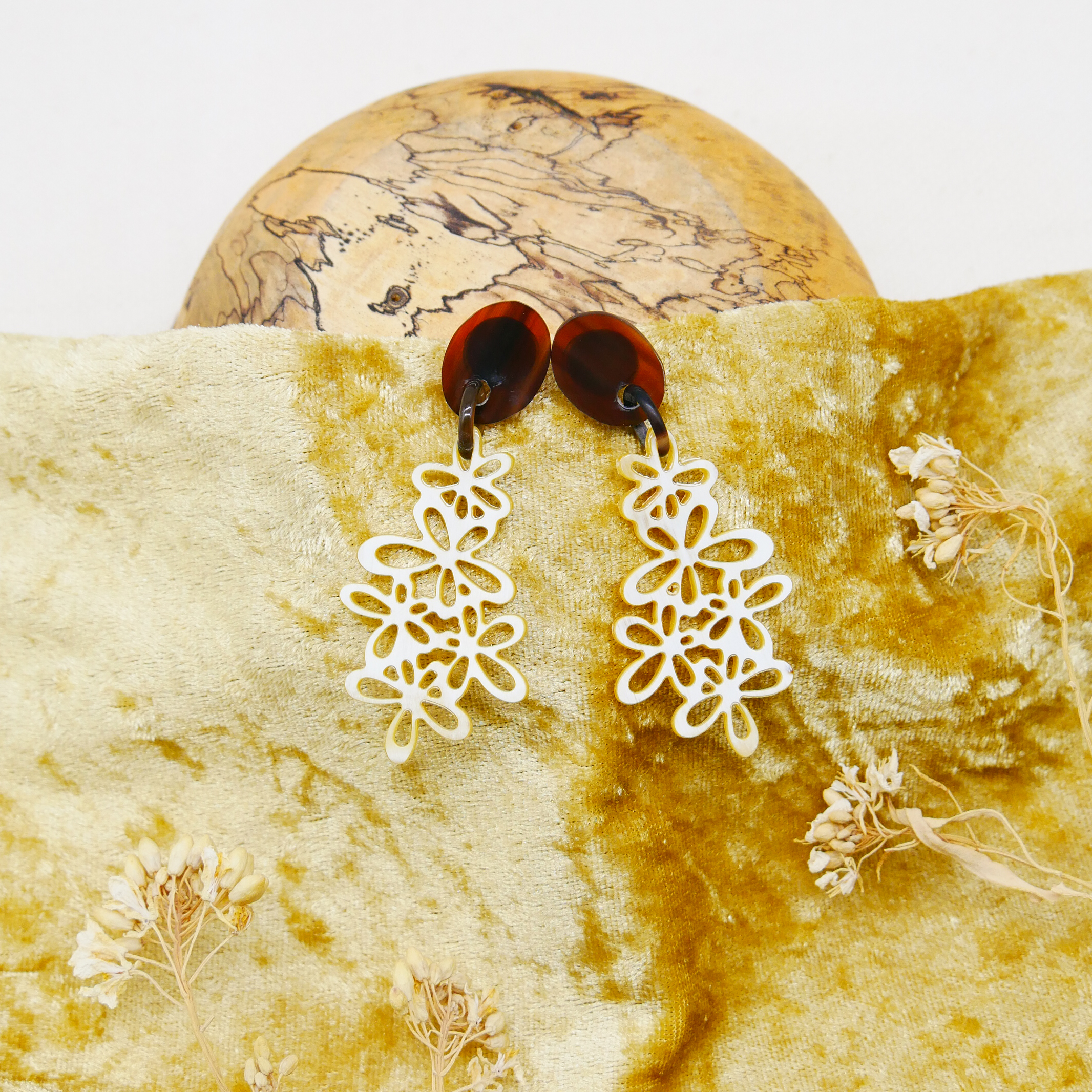 "Craft Art" Ohrring "Blütenzauber" braunes und weißes Horn