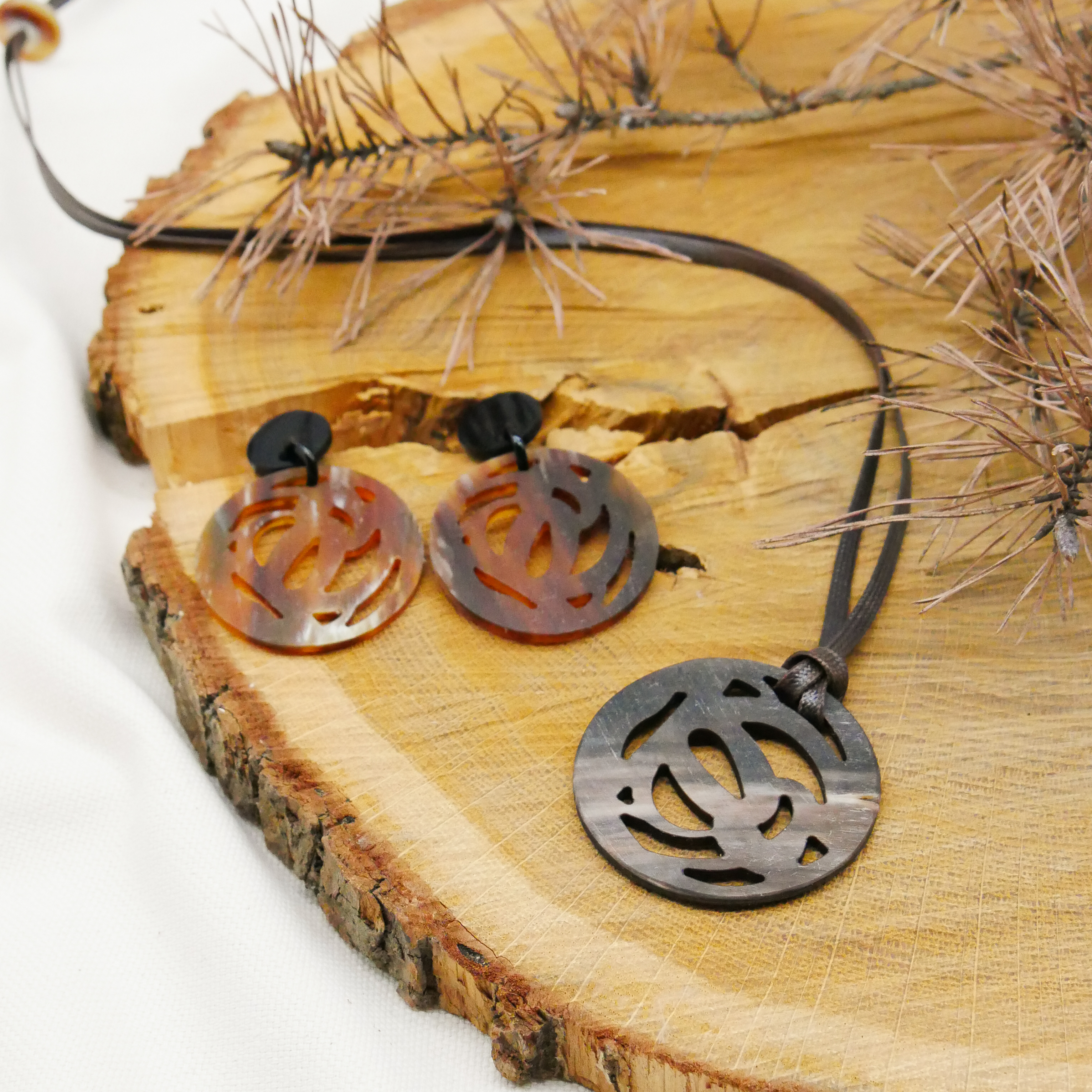  "Craft-Art", Ohrring Ø ca. 40 mm braunes Horn verspieltes Design 
