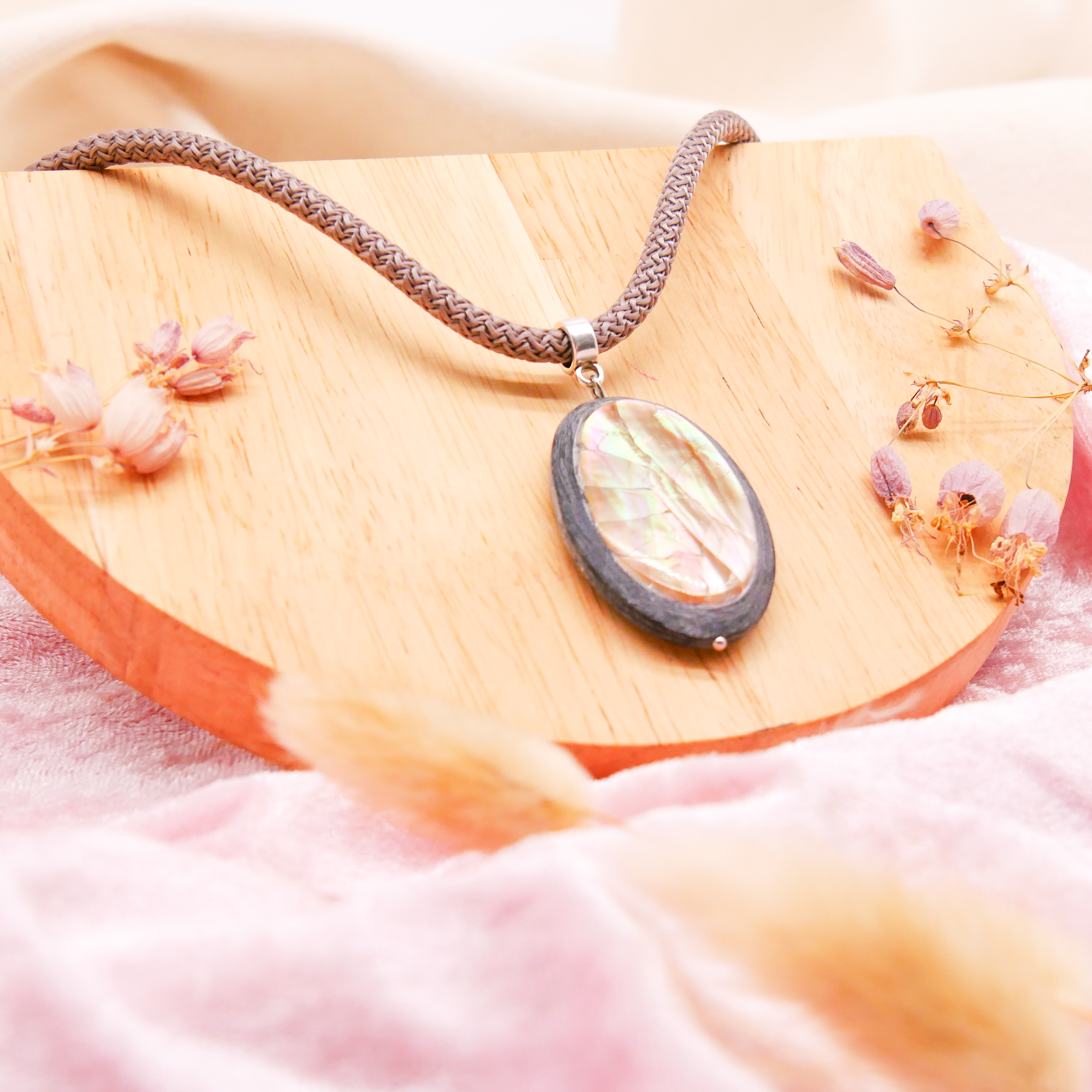 "Classic Ethnic", necklace, cordstring brown, flat oval hornpearl with brownlip shell, 45x30mm, grey