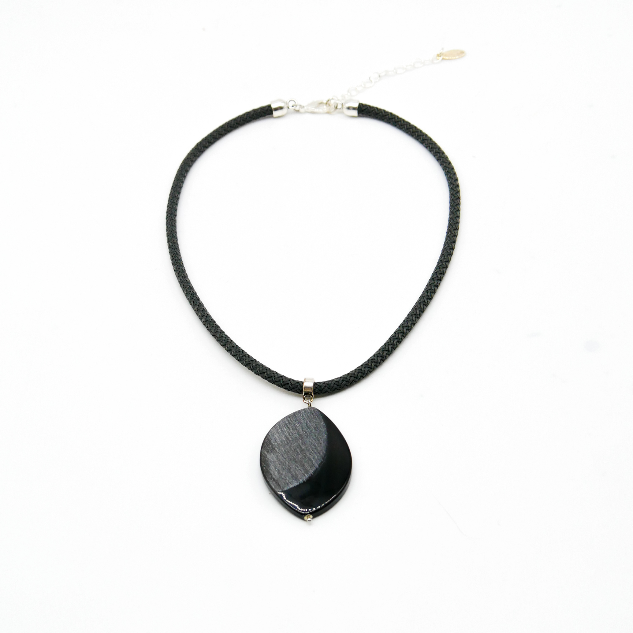 "Nomadic" Kette graues Cordband schwarzer ovaler Hornanhänger mattiert, 35 x 50 mm, silberfarben 