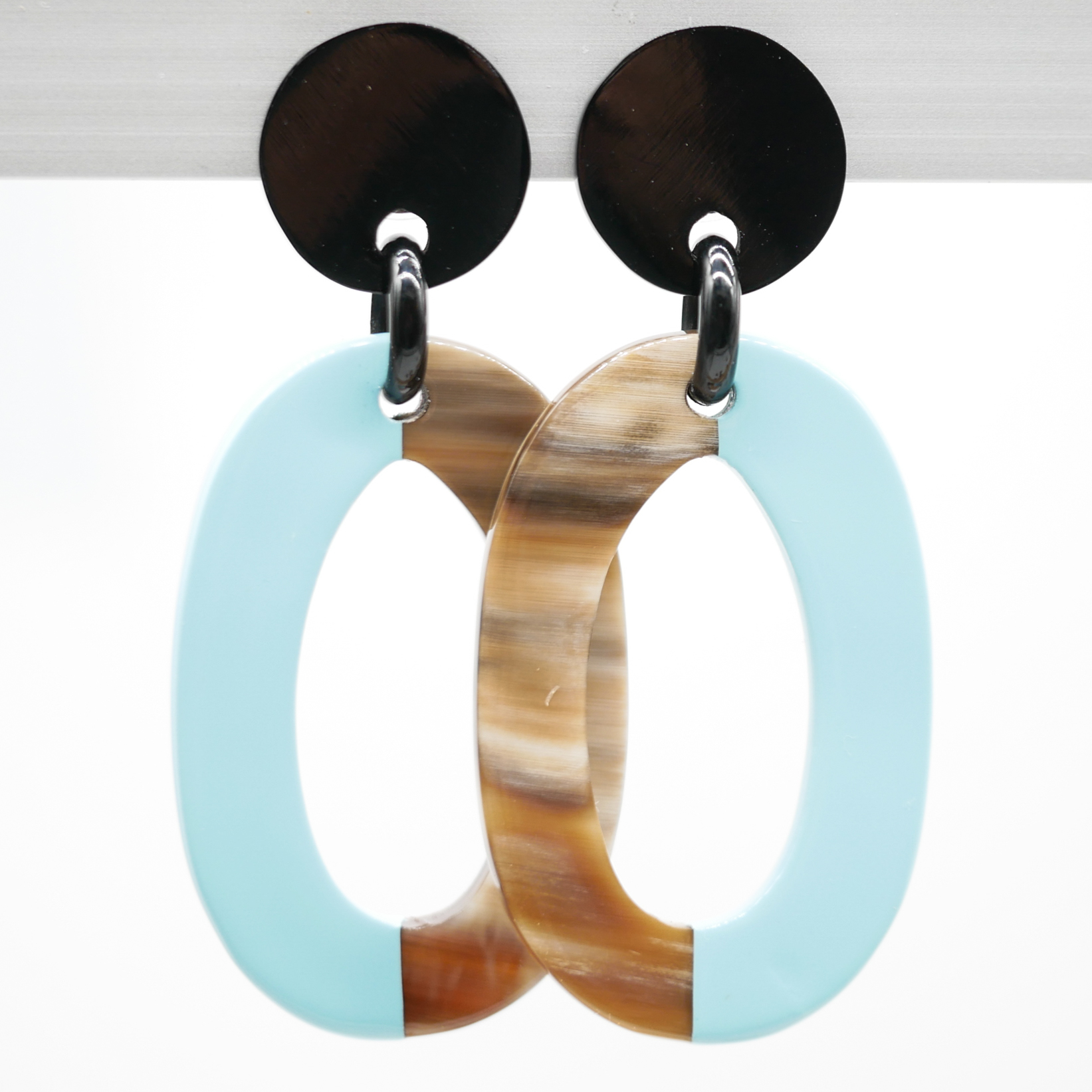 "Craft Art" Ohrstecker großes Oval, braunes Horn, hellblauer Lack