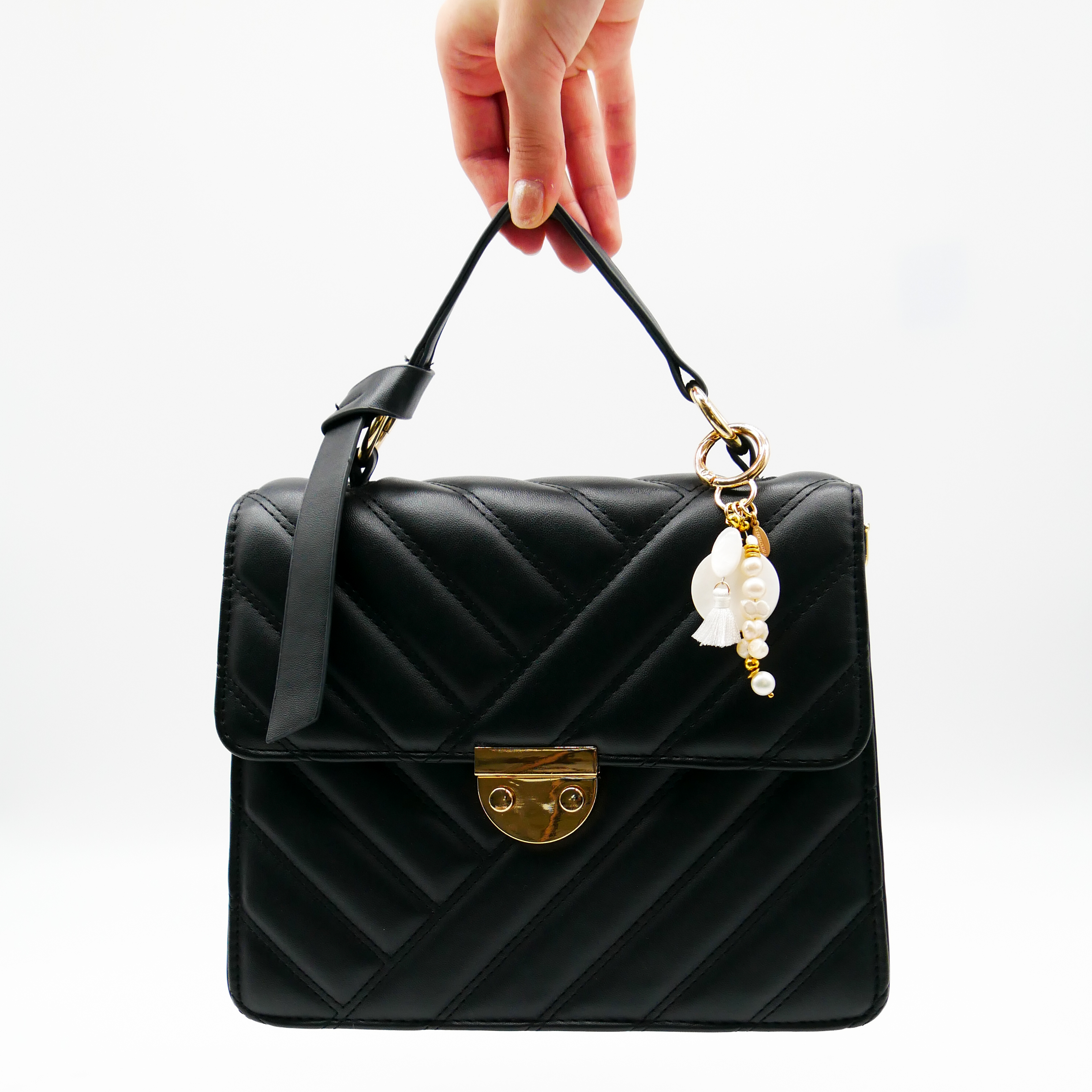 "Lucky Pendant" Anhänger, 1 Strang Hornperle, Keramikscheibe und Quaste 