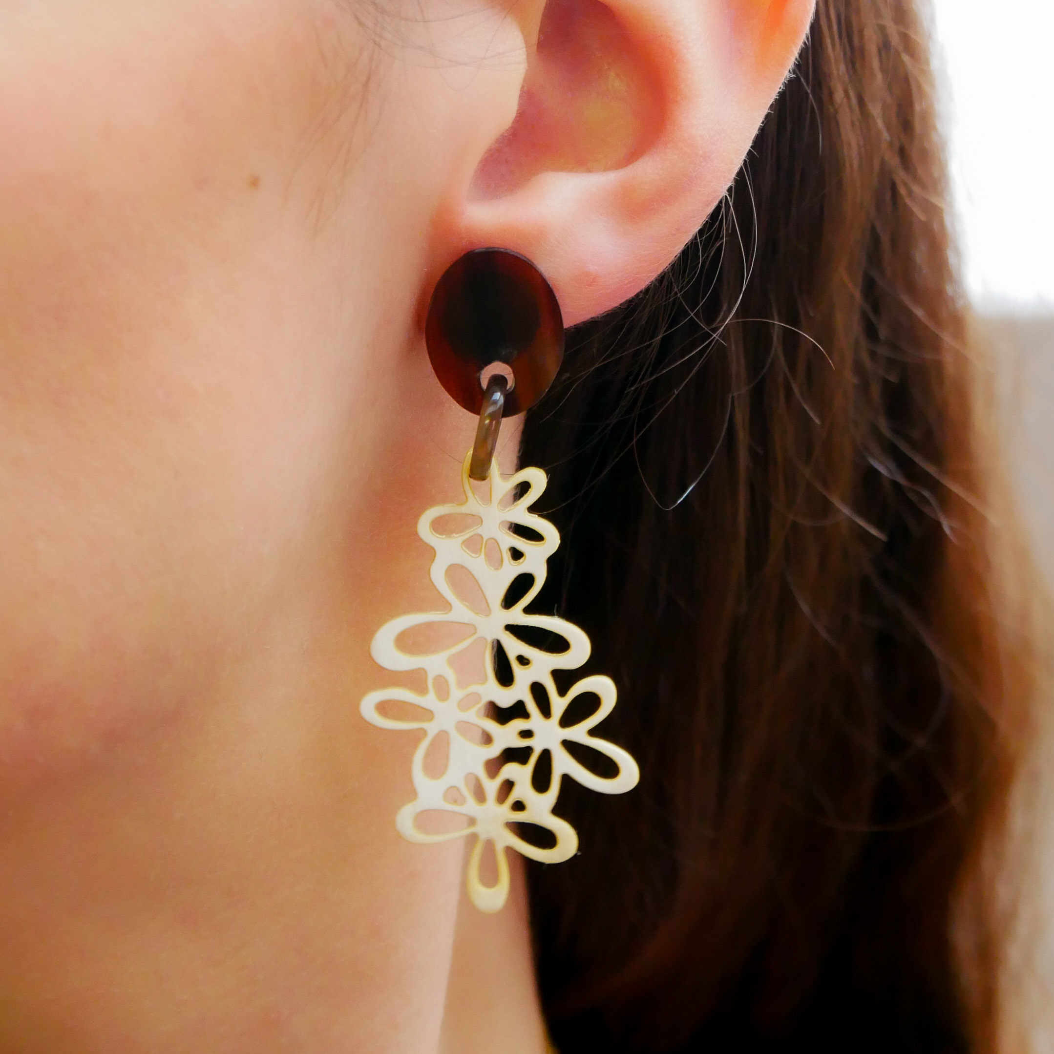 "Craft Art" Ohrring "Blütenzauber" braunes und weißes Horn