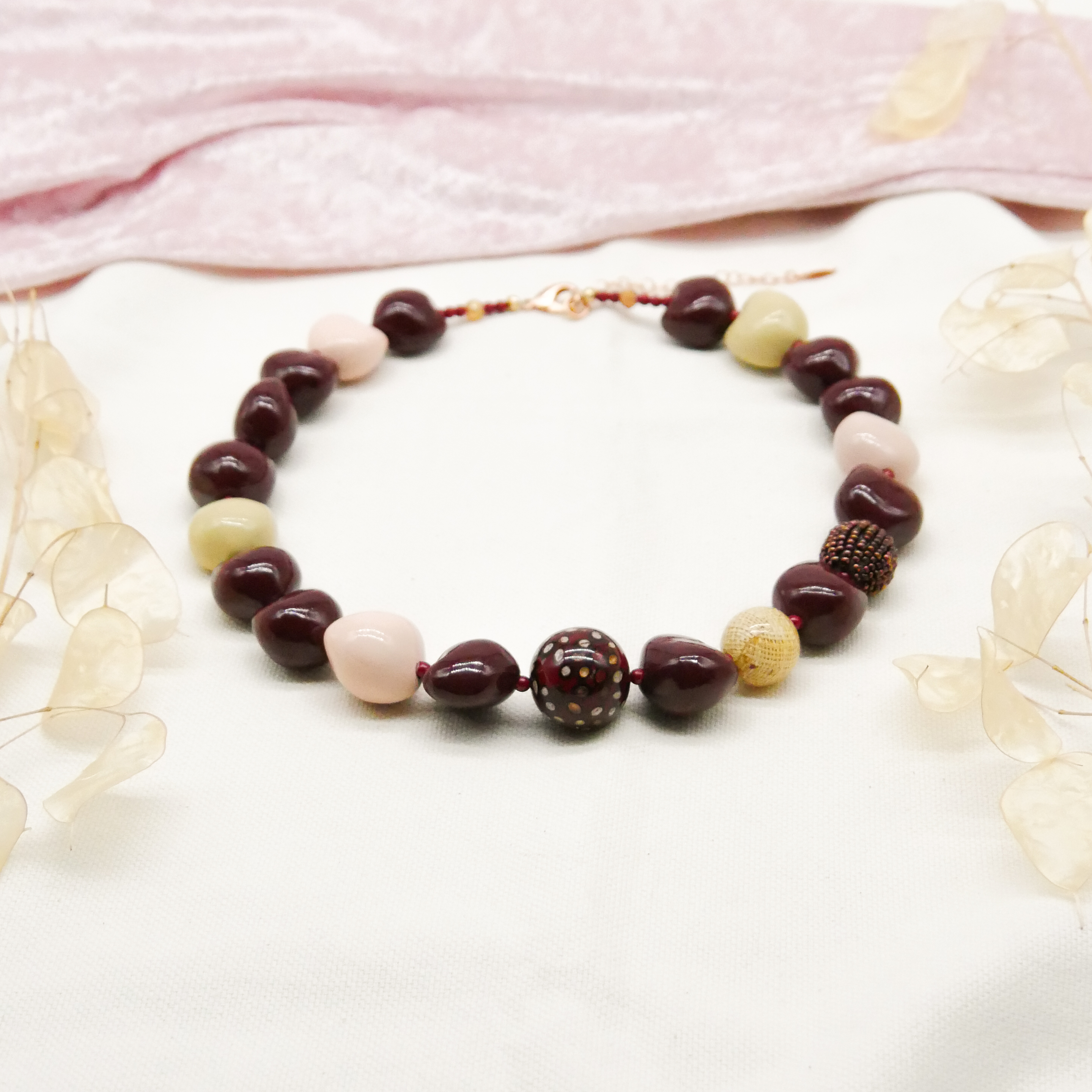  "Summer Feeling" Kette ca. 60 cm, Lumba Samen, Glasperlen, Resin Perle, wein 