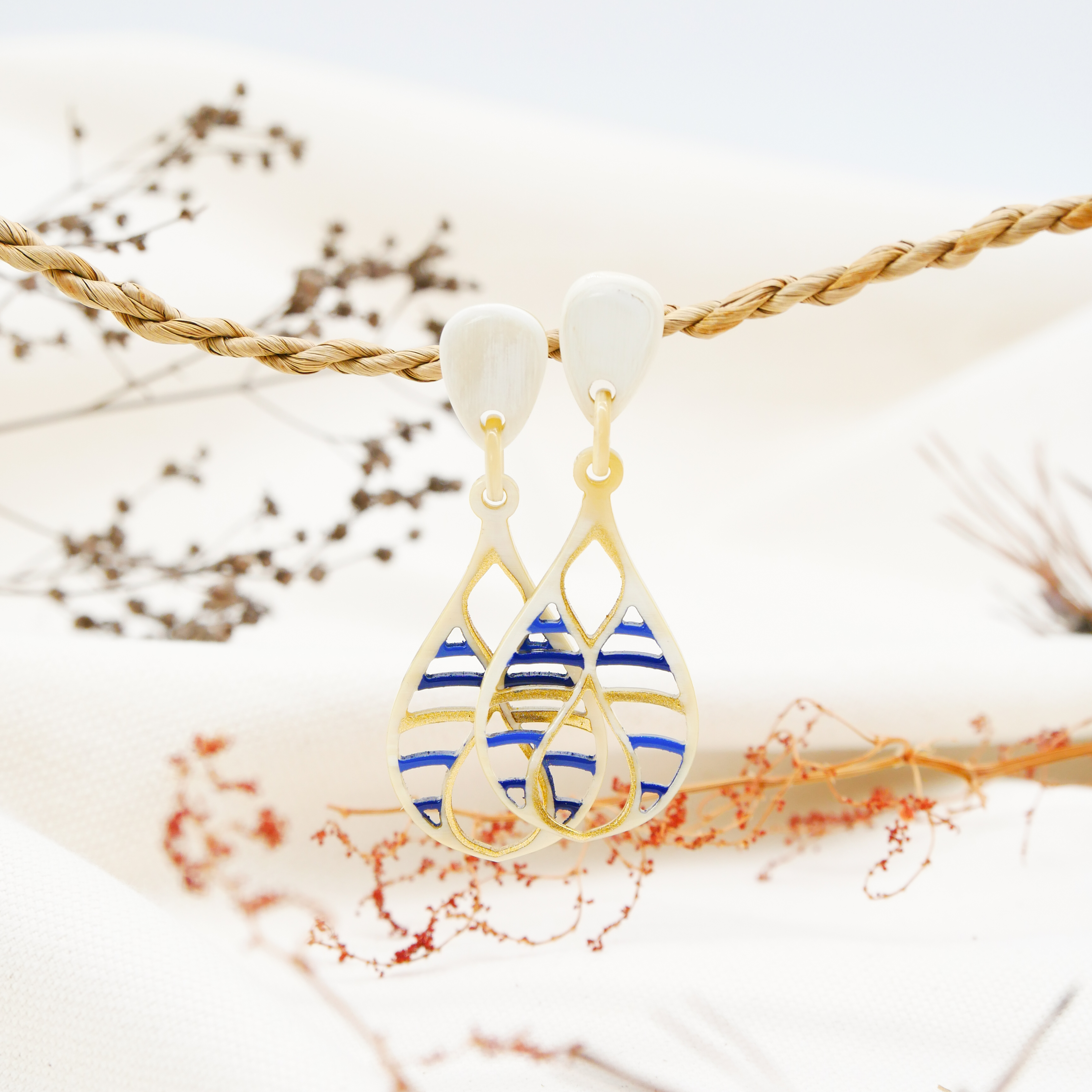 "Craft Art", Ohrring "Teardrop", weißes Horn, Lack blau-gold "Craft Art", Ohrring "Teardrop", weißes Horn, Lack blau-gold