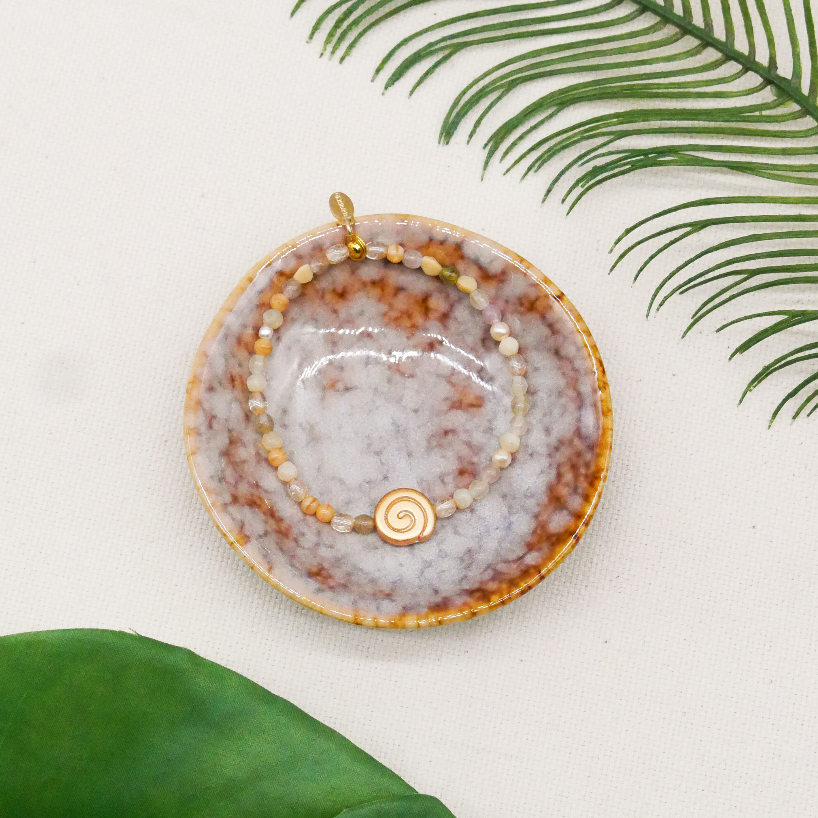  "Shell" Armband auf Gummi kleine Glasperle und Glasschnecke, sand 