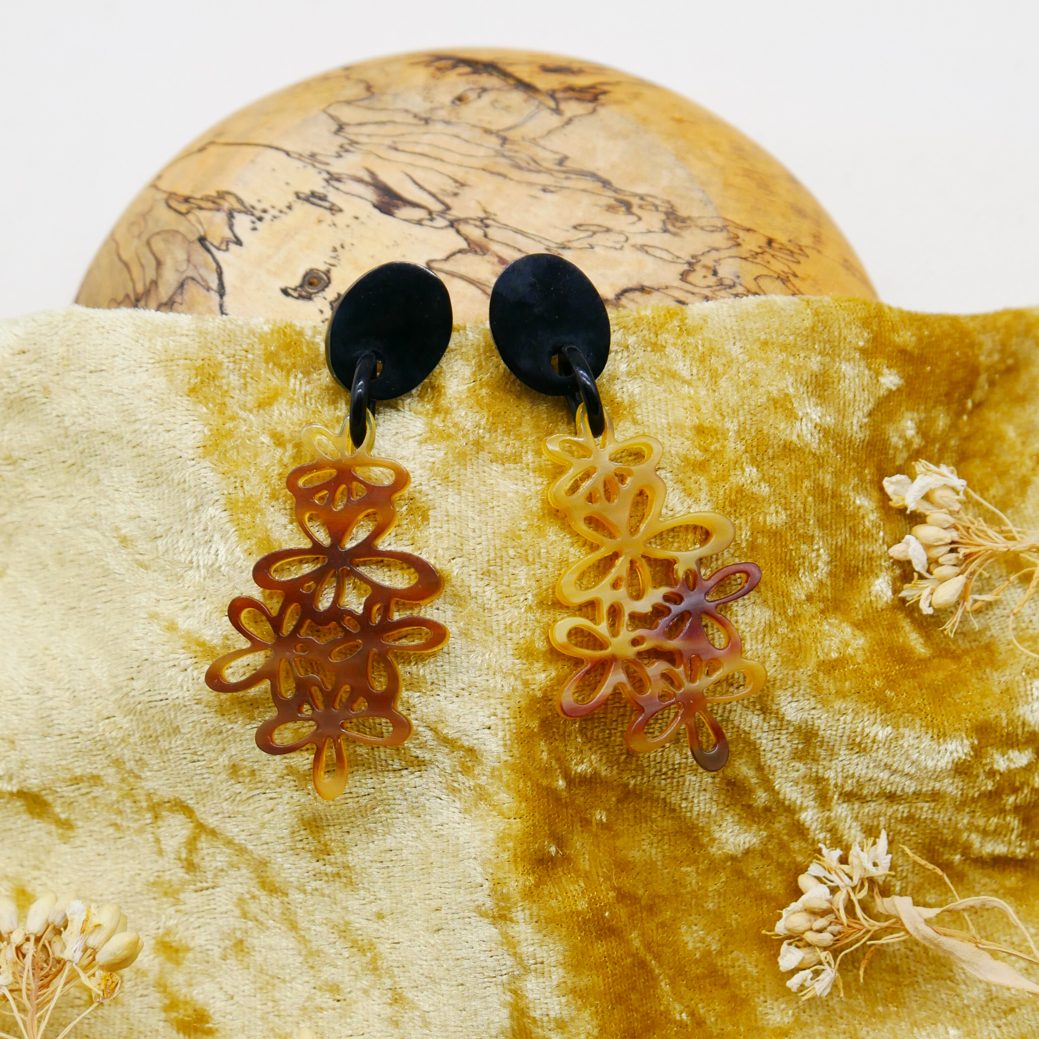 "Craft Art" Ohrring "Blütenzauber" schwarzes und braunes Horn