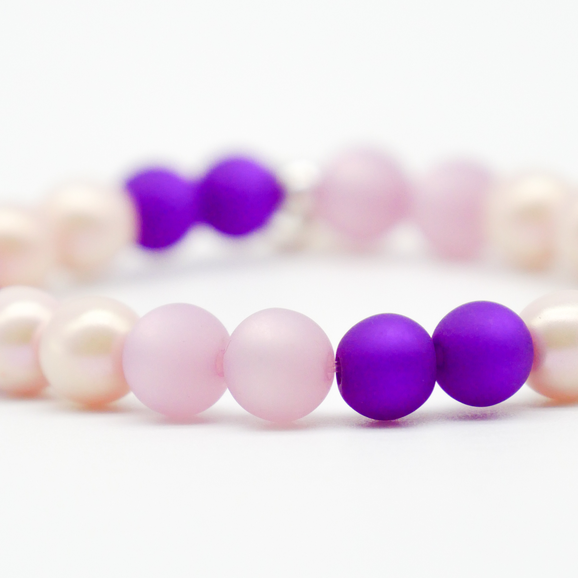  Color Explosion, Armband auf Gummi Ø 8 mm, Glas- und Polaris Perlen, Saturn lila