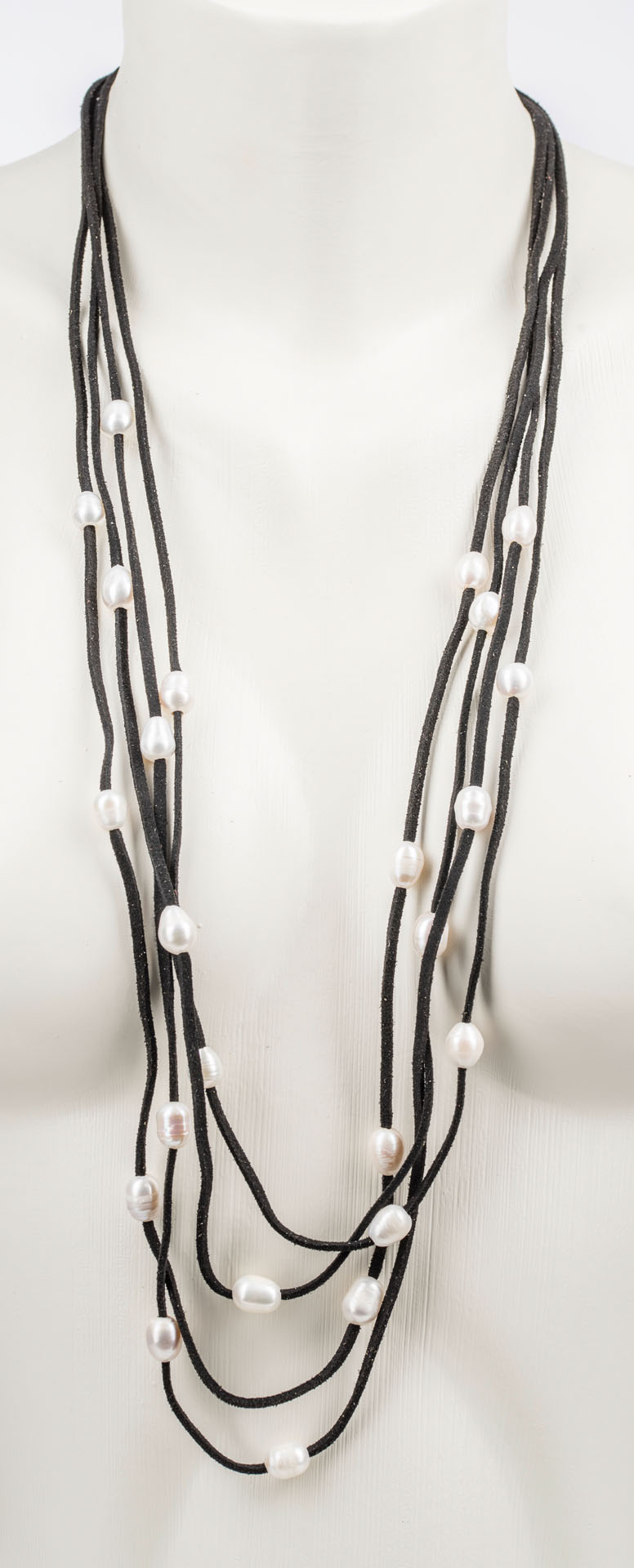 "Freshwater Pearls" lange 4-Strang Kette mit Süßwasserperlen - weiß auf Lederimitatband - schwarz