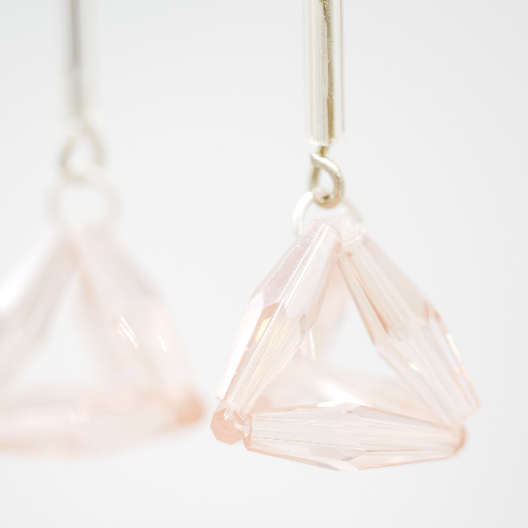 "Summer Feeling" Ohrstecker, versilbert, mit geometrischer Kristallperle, rosé