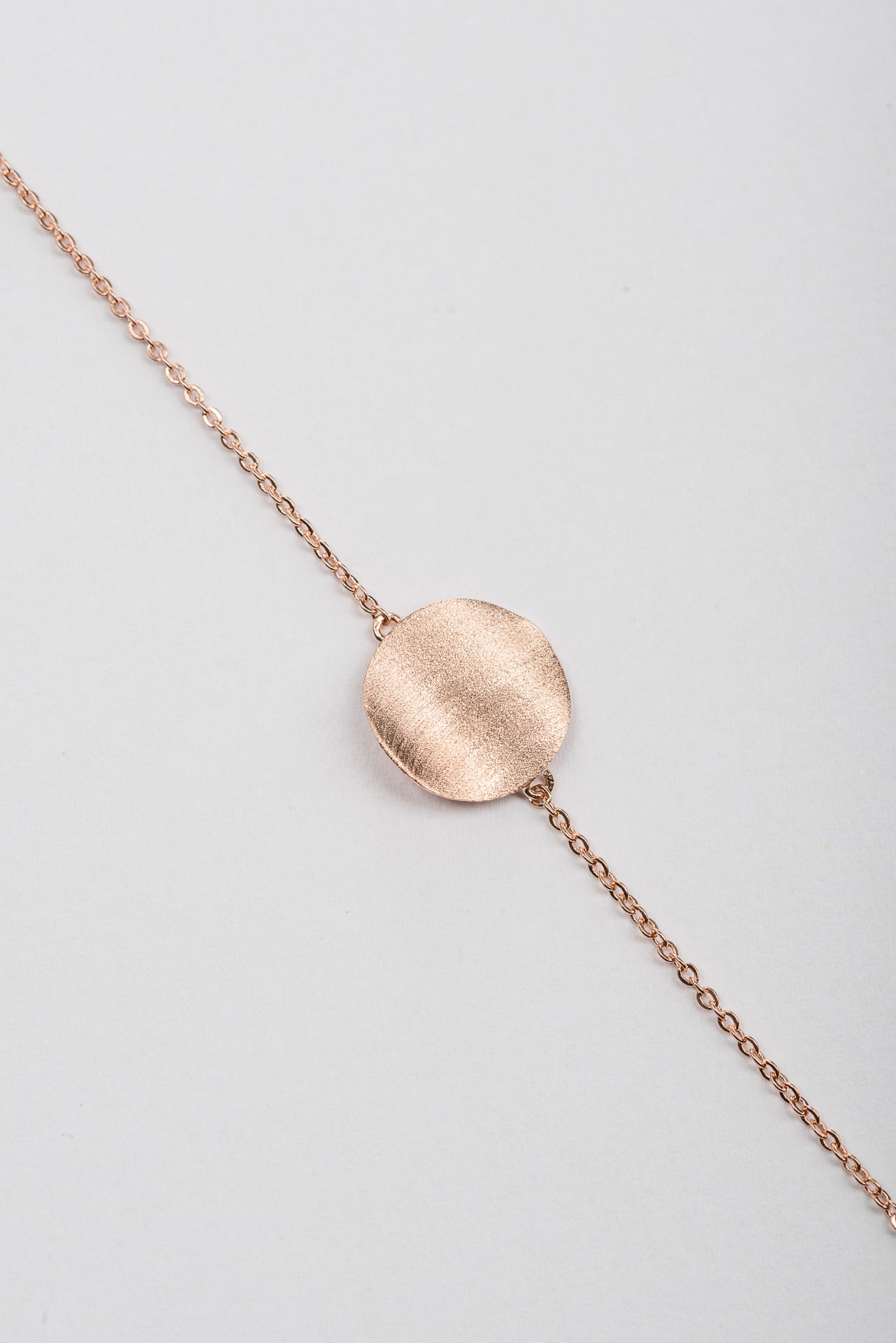 "Fine Filigré" feines Armband, gewellte mattierte Scheibe, rosé vergoldet