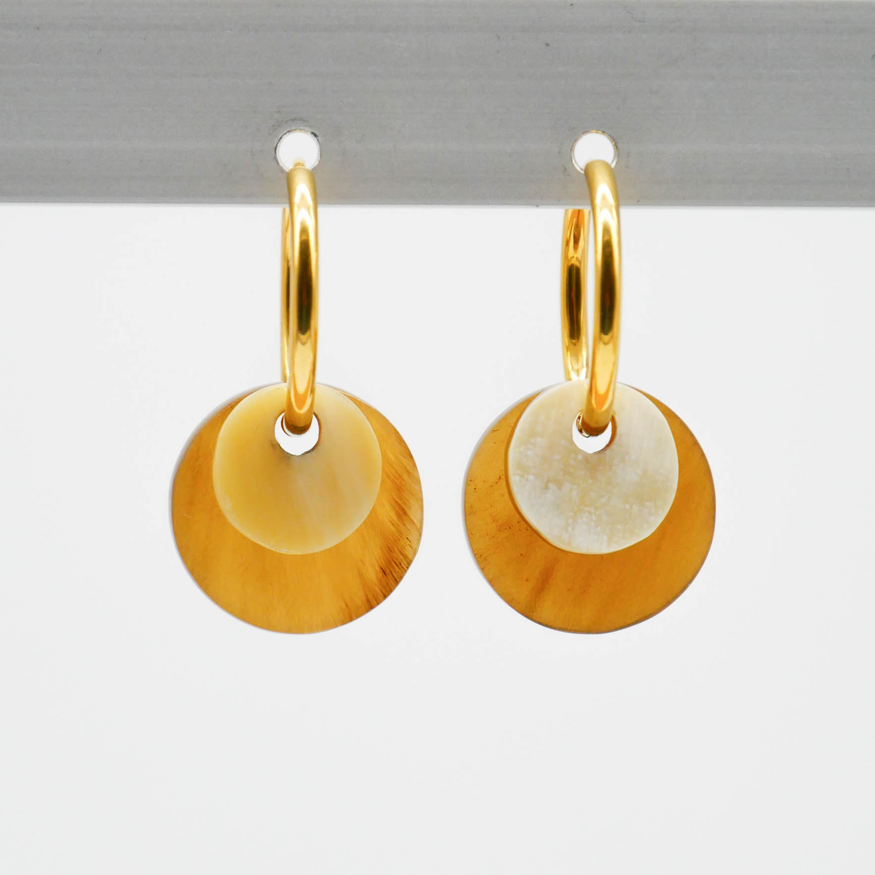 "Craft-Art" Ohrring "kleine Plättchen" braun und weiß, vergoldete Edelstahlcreole