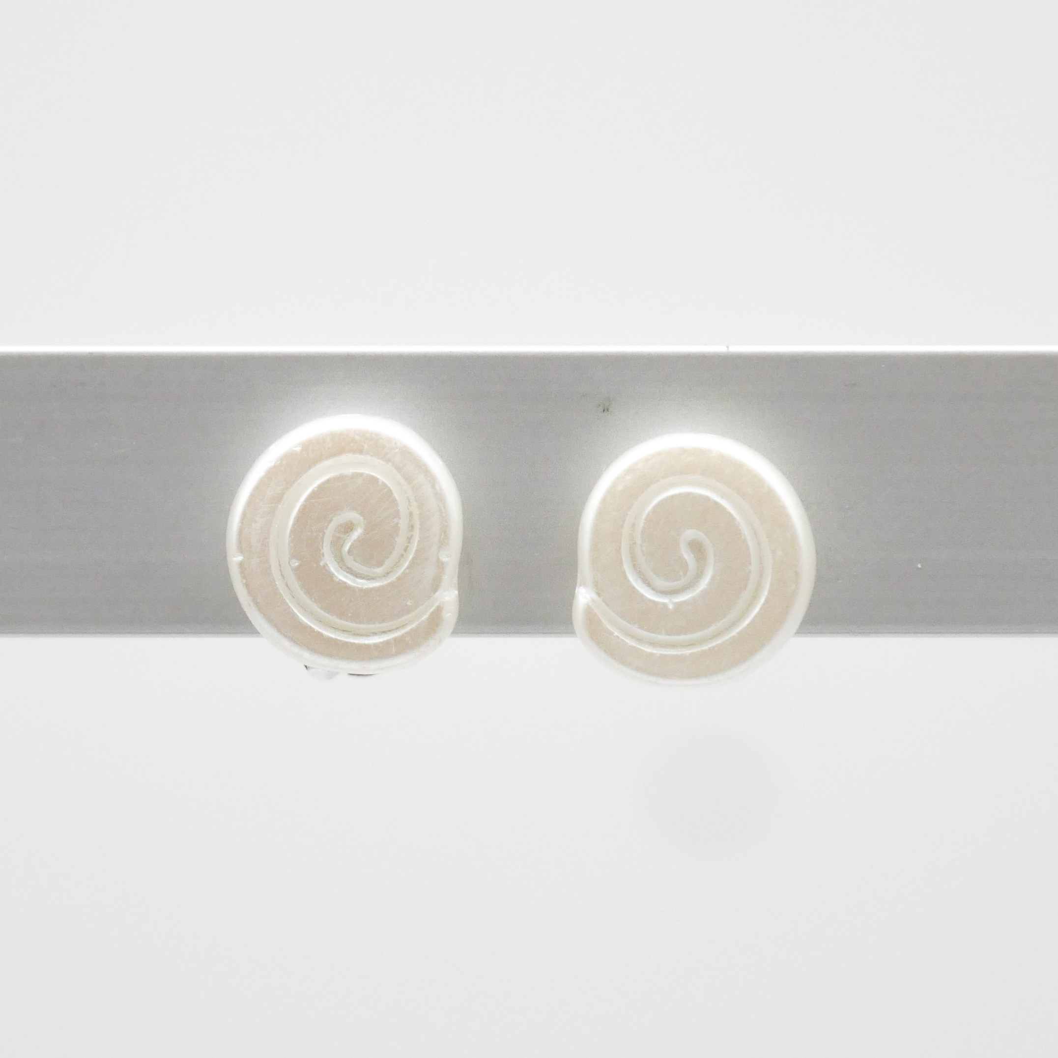  "Shell" Ohrclip kleine Glasschnecke weiß 