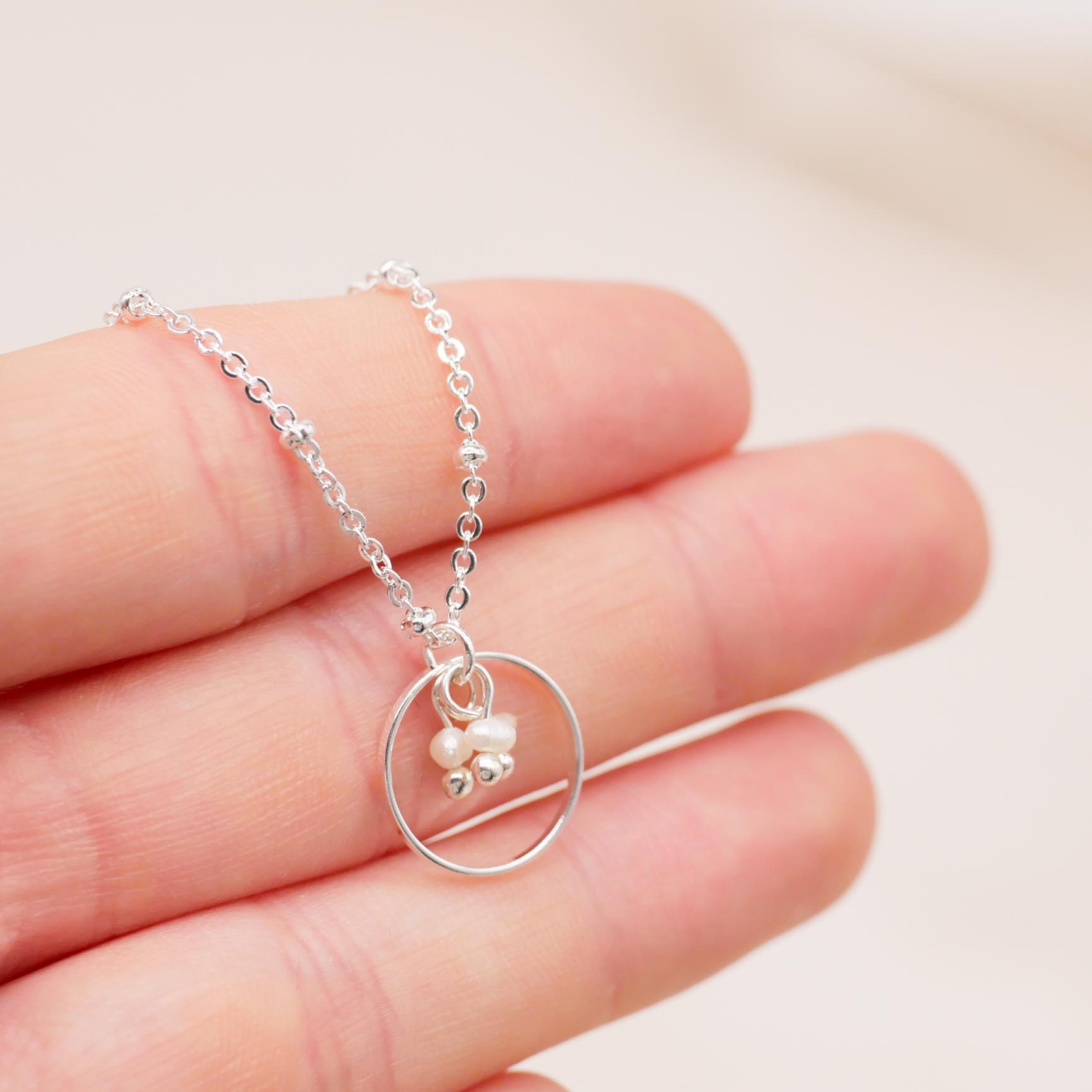 "Fine Filigré" kurze Kette, Reif mit kleinen Charms, silber