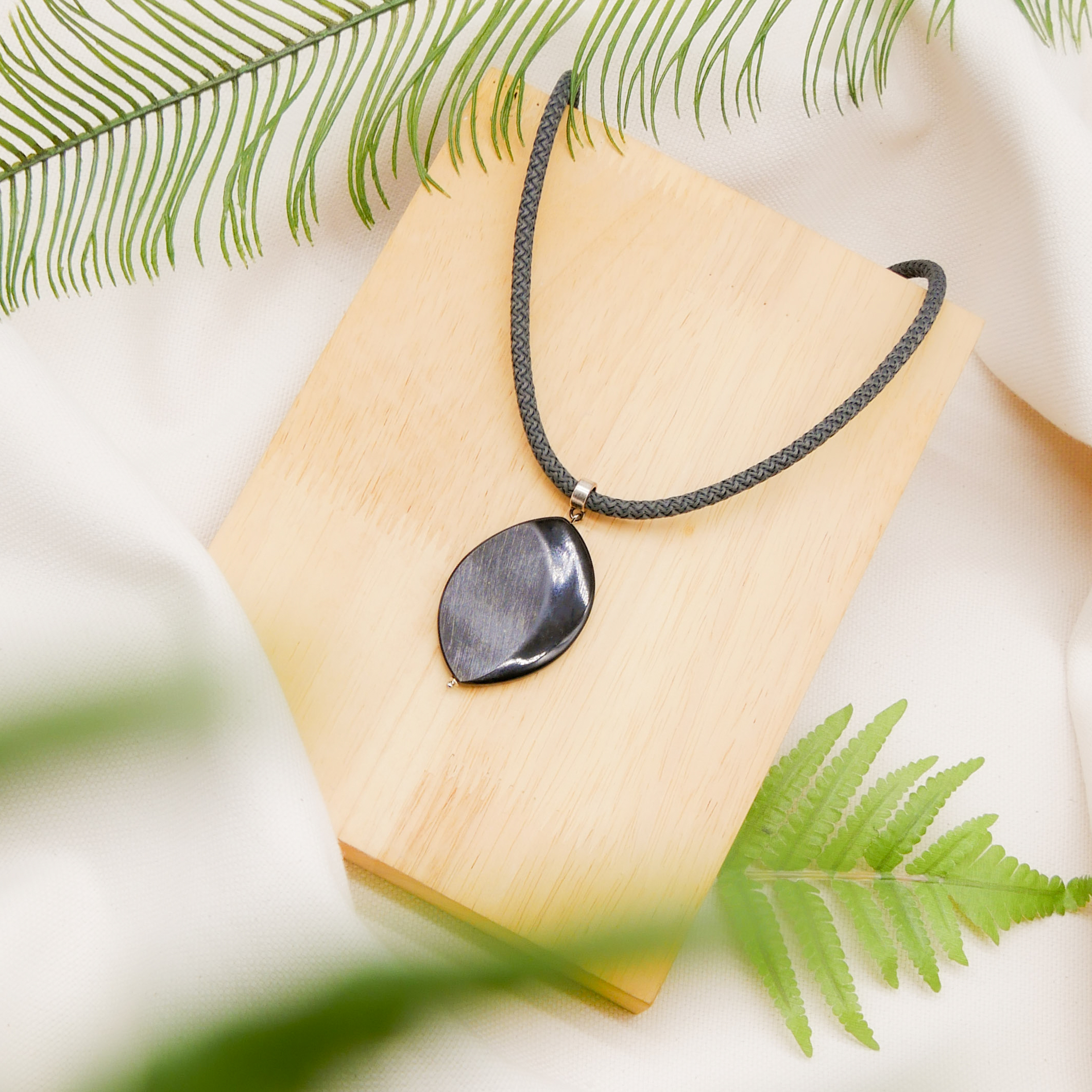 "Nomadic" Kette graues Cordband schwarzer ovaler Hornanhänger mattiert, 35 x 50 mm, silberfarben 