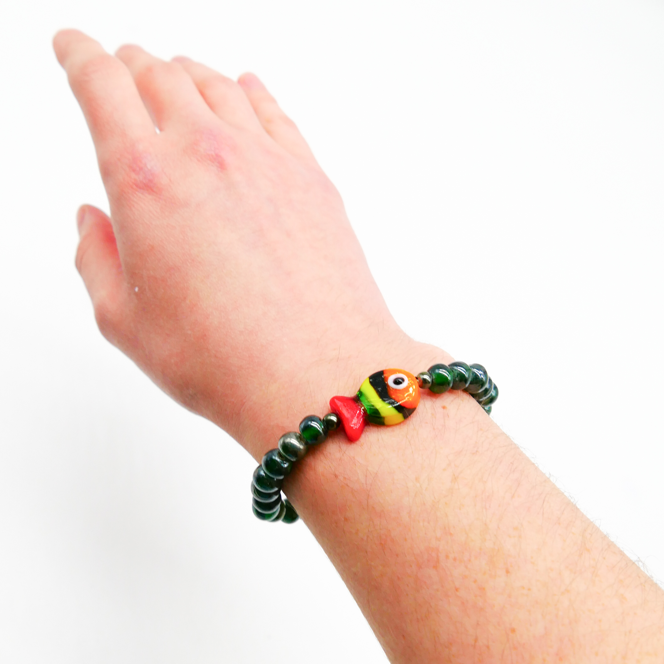 "Summer Feeling" Armband auf Gummi "Fisch" Glasperlen moos