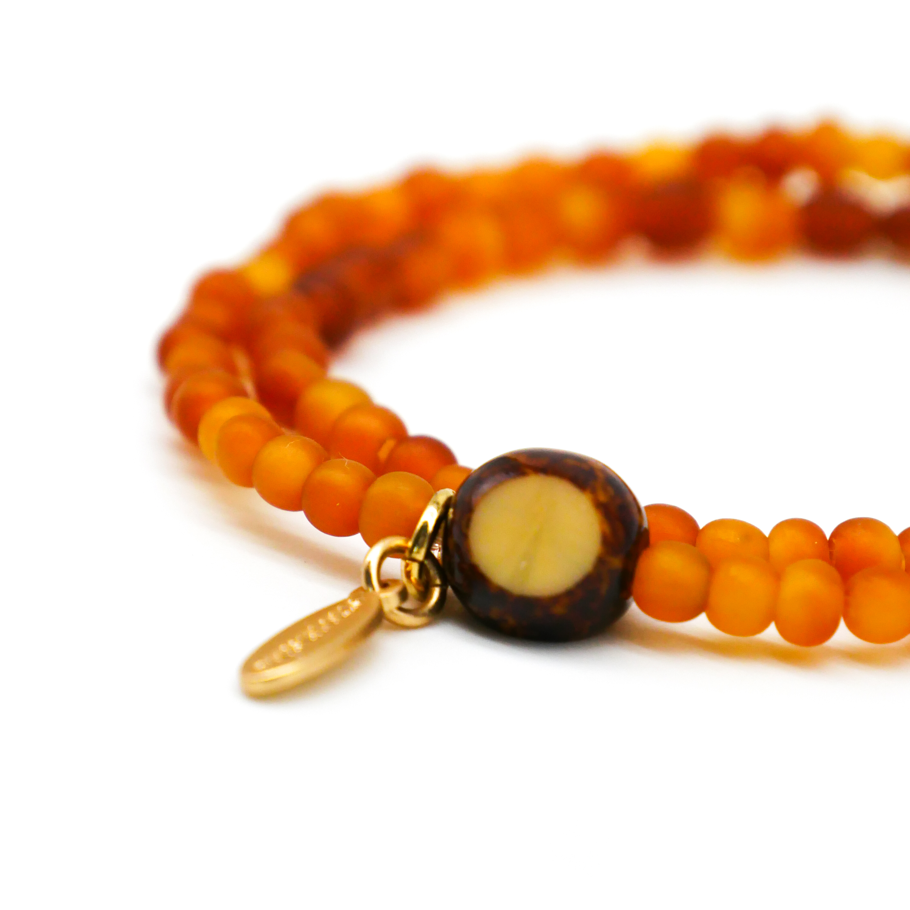  "Shell" doppeltes Armband auf Gummi, hellbraun Carabo Hornperlen 4 mm, Samenperle