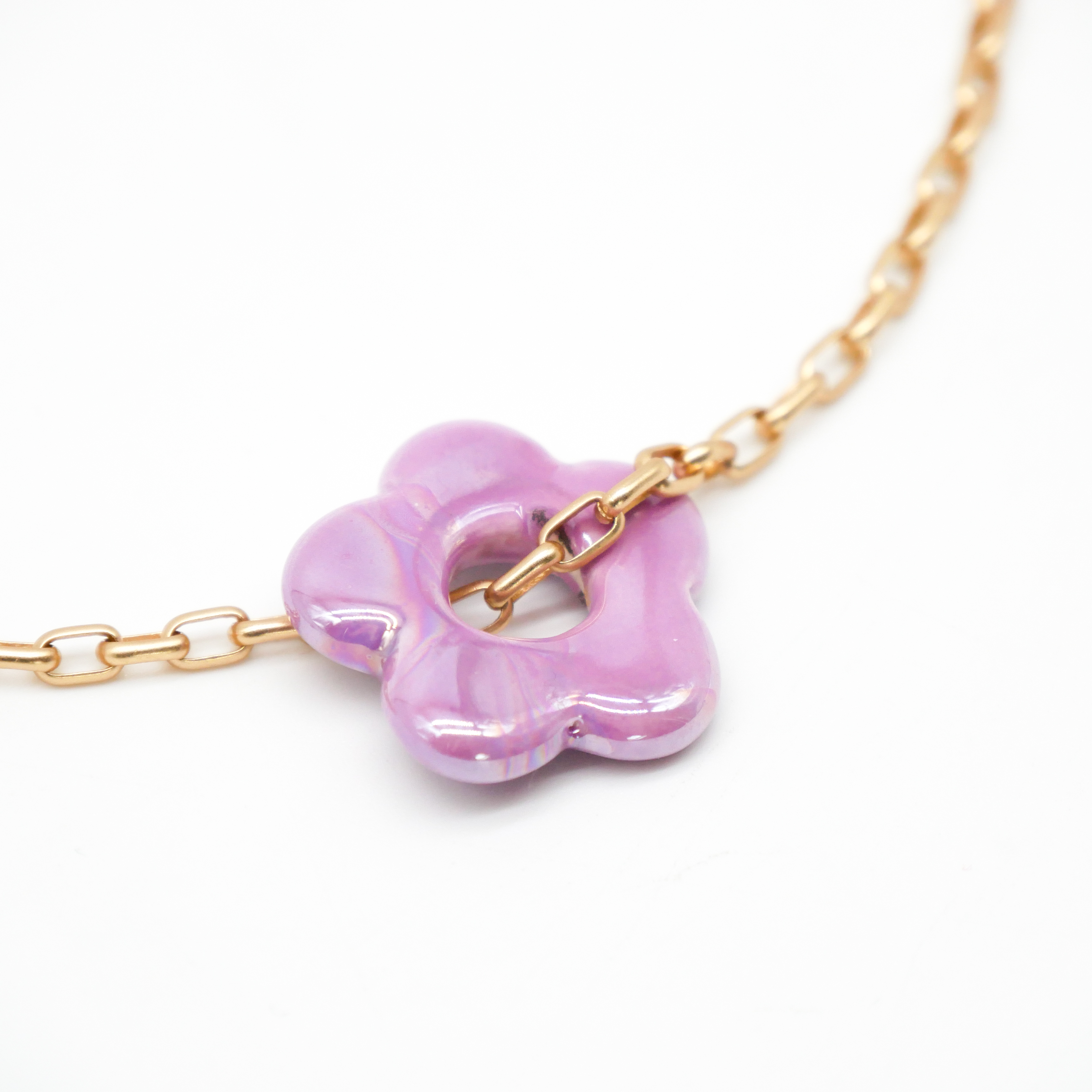 "Summer-Feeling", Kurze Metallkette vergoldet, Keramikblume purple "Summer-Feeling", Kurze Metallkette vergoldet, Keramikblume purple